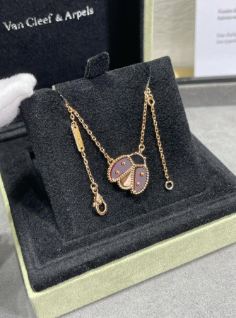 V*N CL*F & arpels ladybug necklace