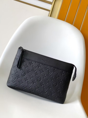 LV Pochette Voyage Souple M82545 32x21x8cm