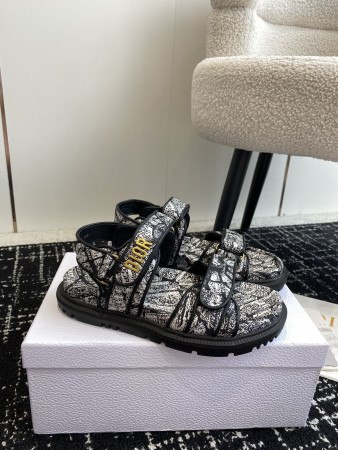 ua D*oract sandal
