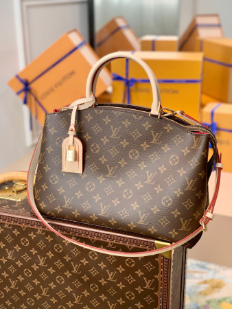 LV Christmas GRAND PALAIS M45898