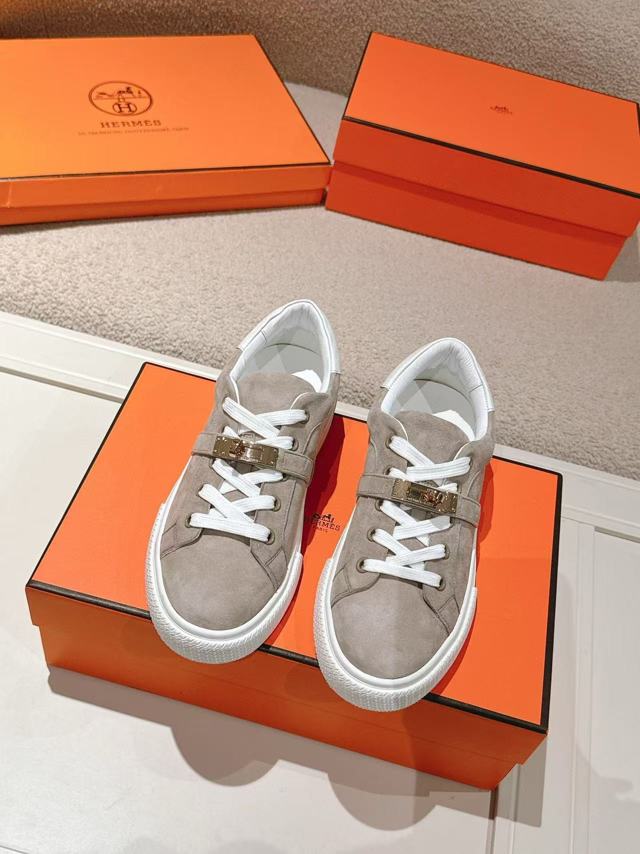 ua H**mes day sneaker