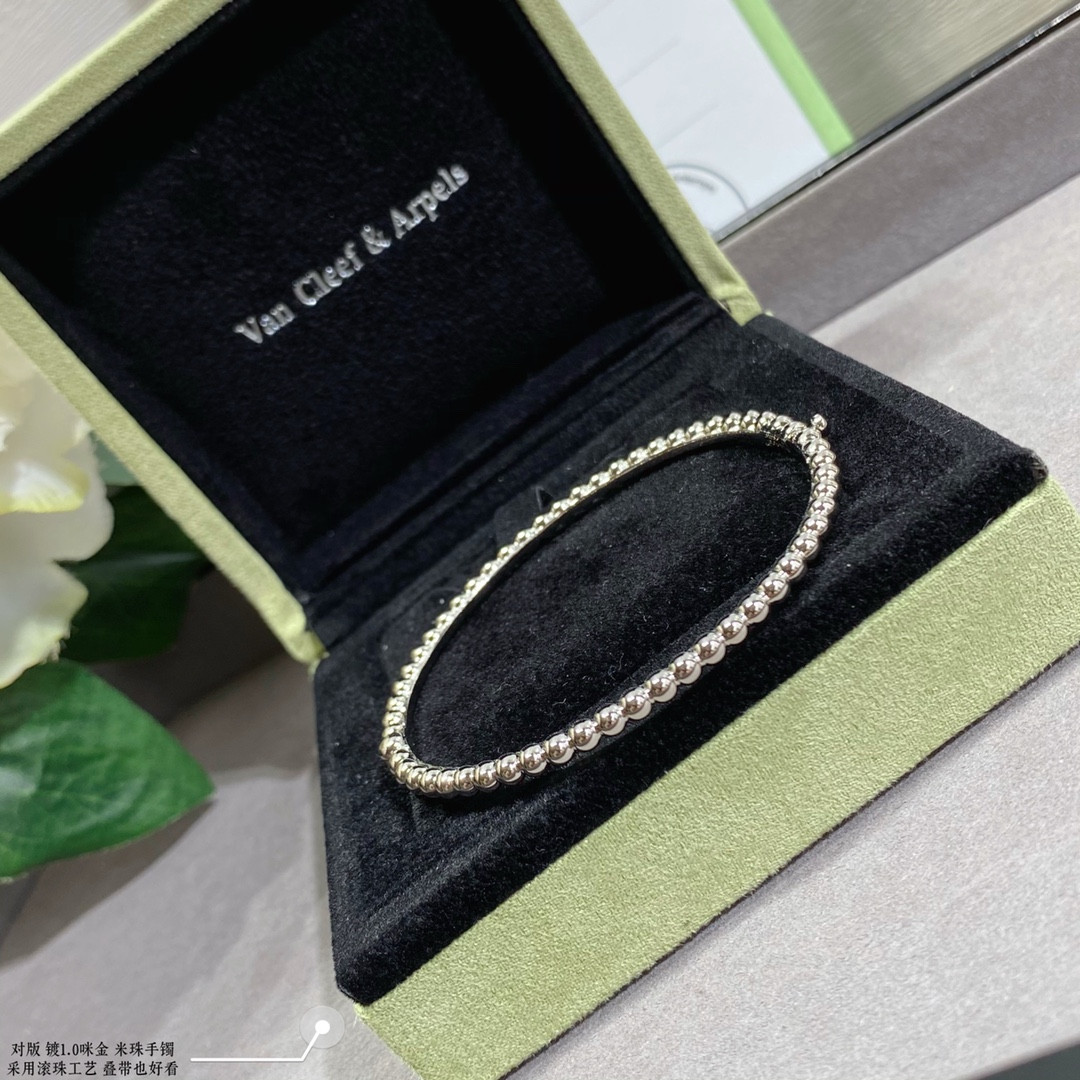 V*N CL*F & arpels rice bead bracelet
