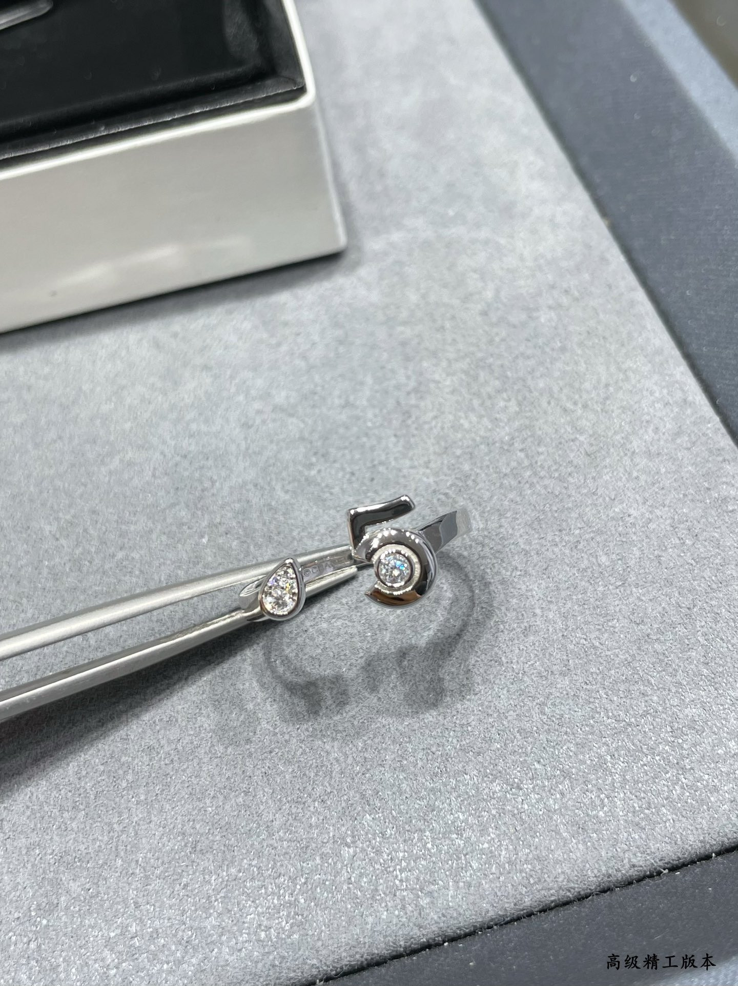 Ch*el 5-word opening ring
