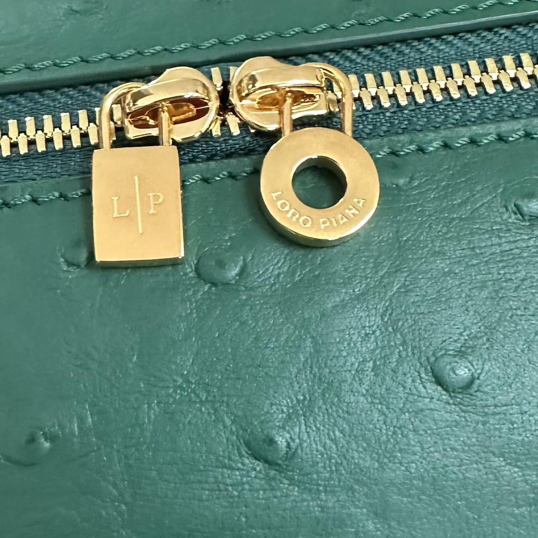 L**o p*ana extra pocket l19 ostrich-grained leather 11x19x6.5cm