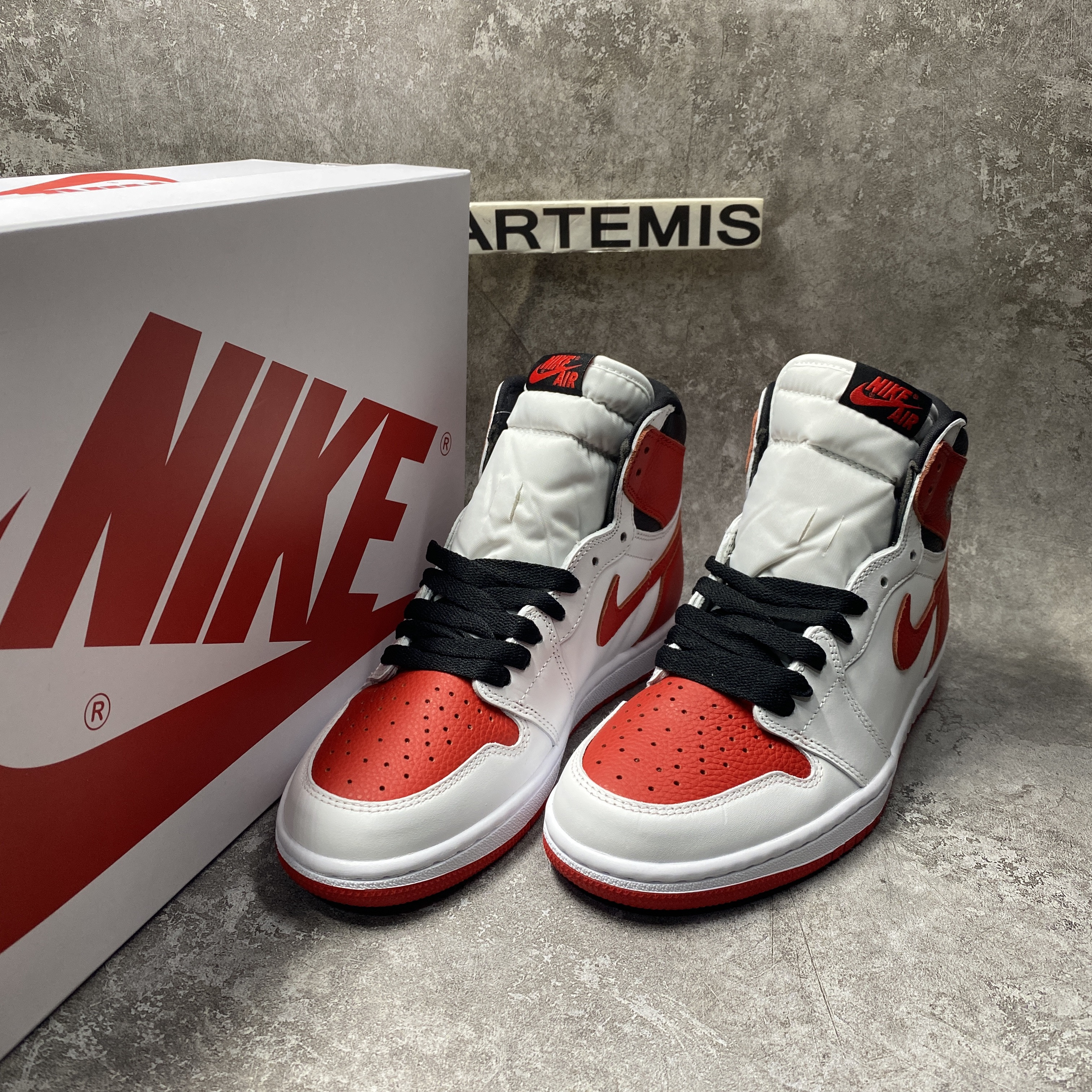 Air Jordan 1 High OG Heritage