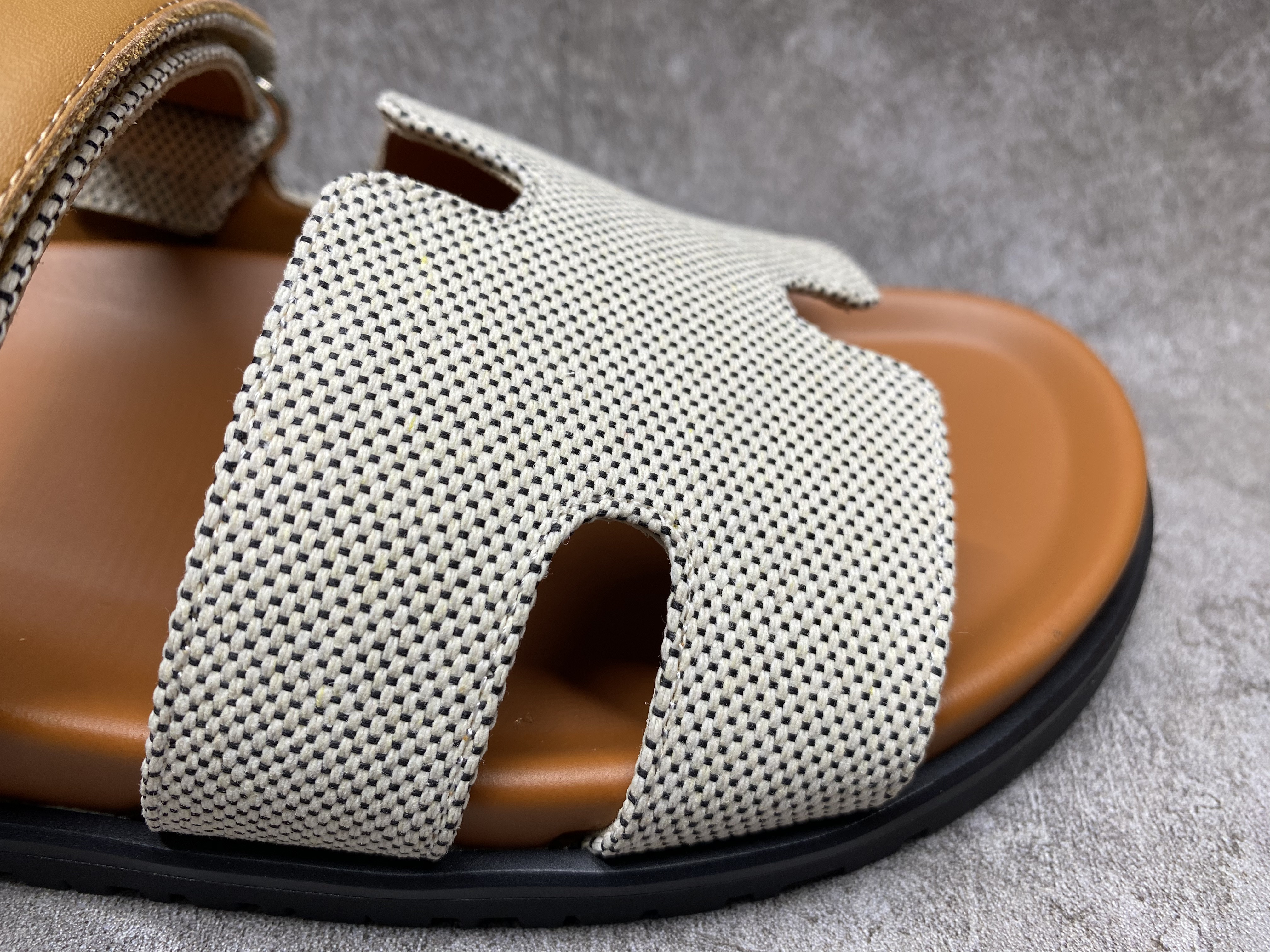 ua H**mes chypre sandal