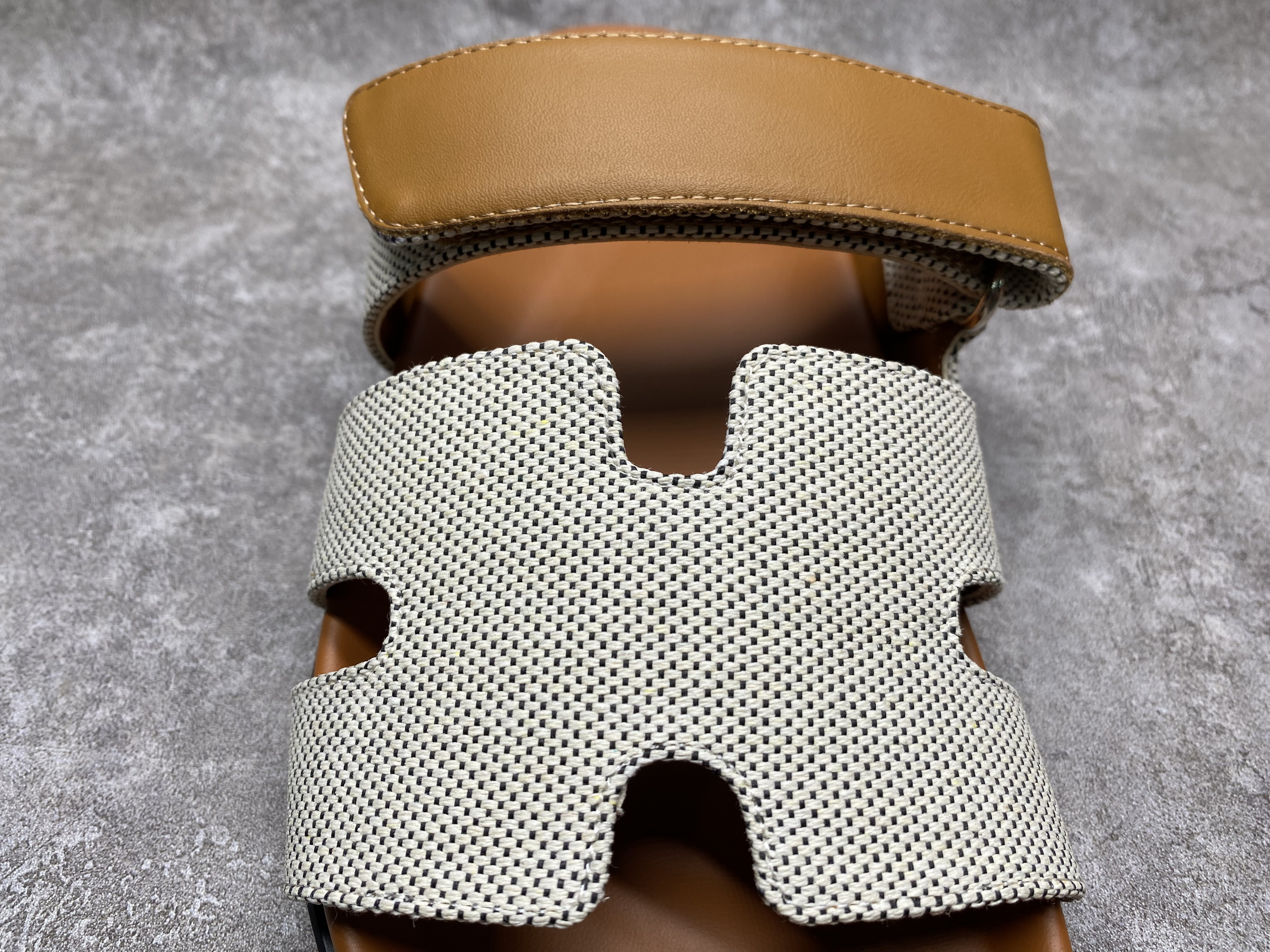 ua H**mes chypre sandal