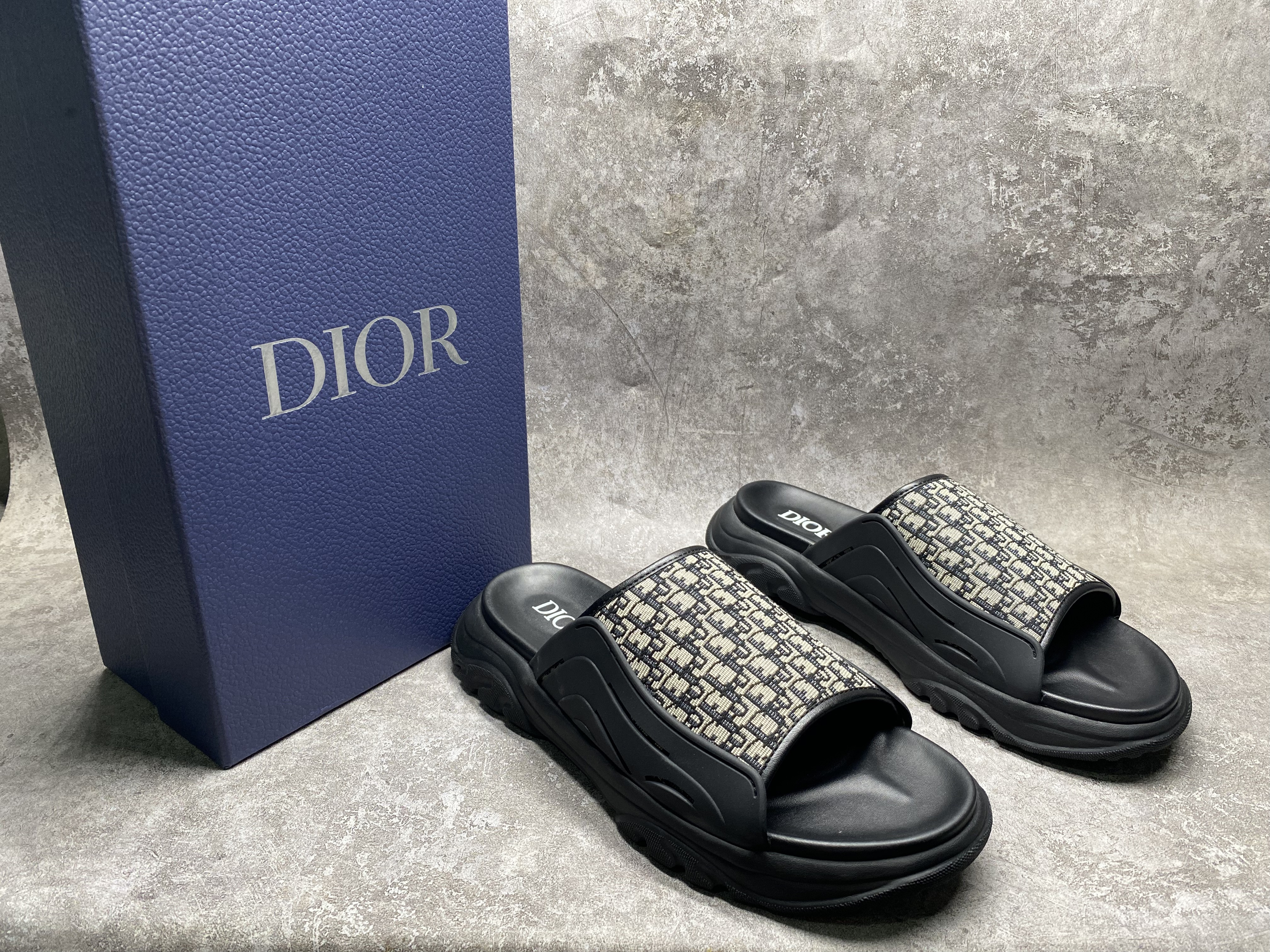 ua D*or sandal