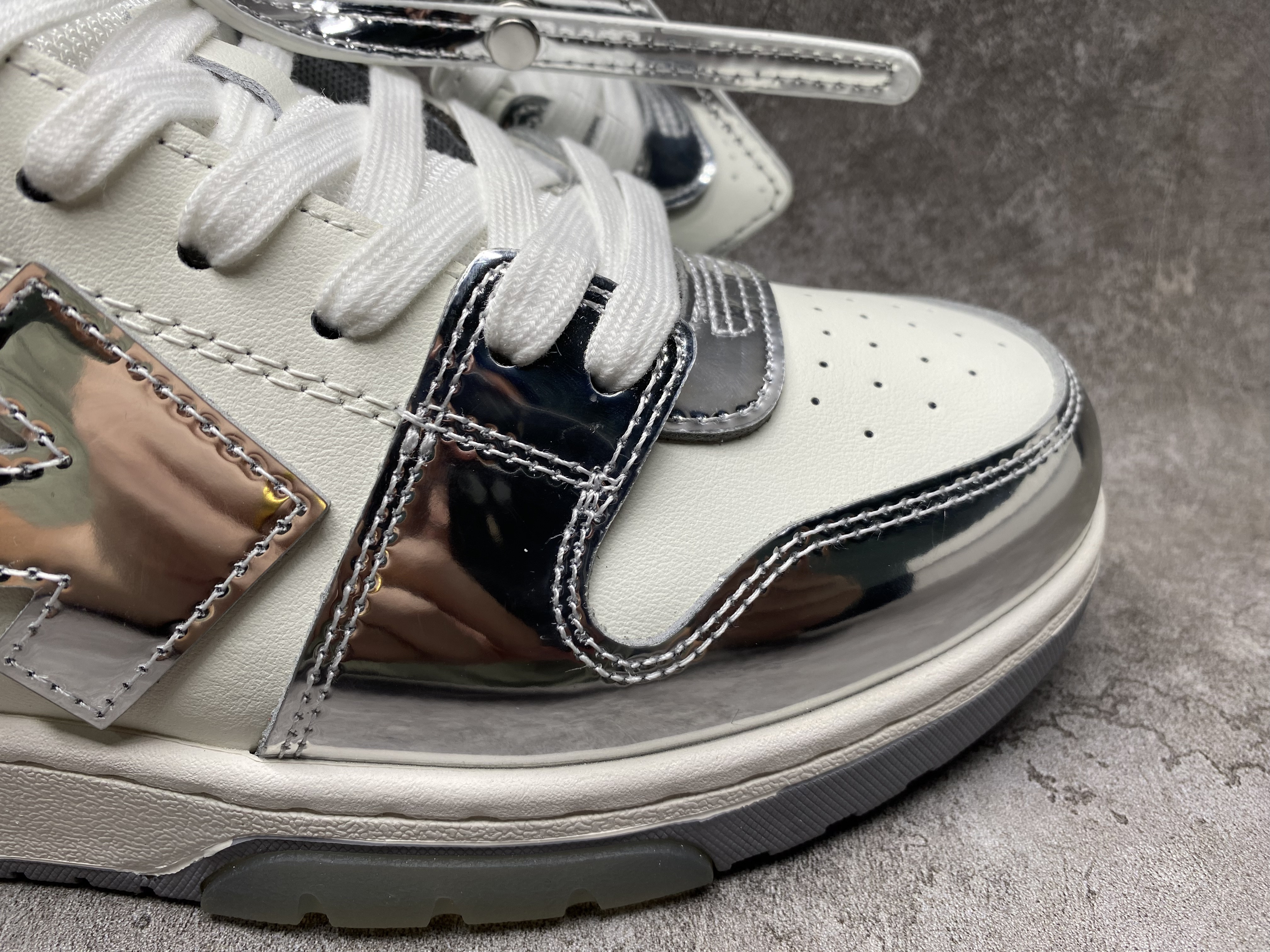 UA OFF-WHITE OUT OF OFFICE LOW