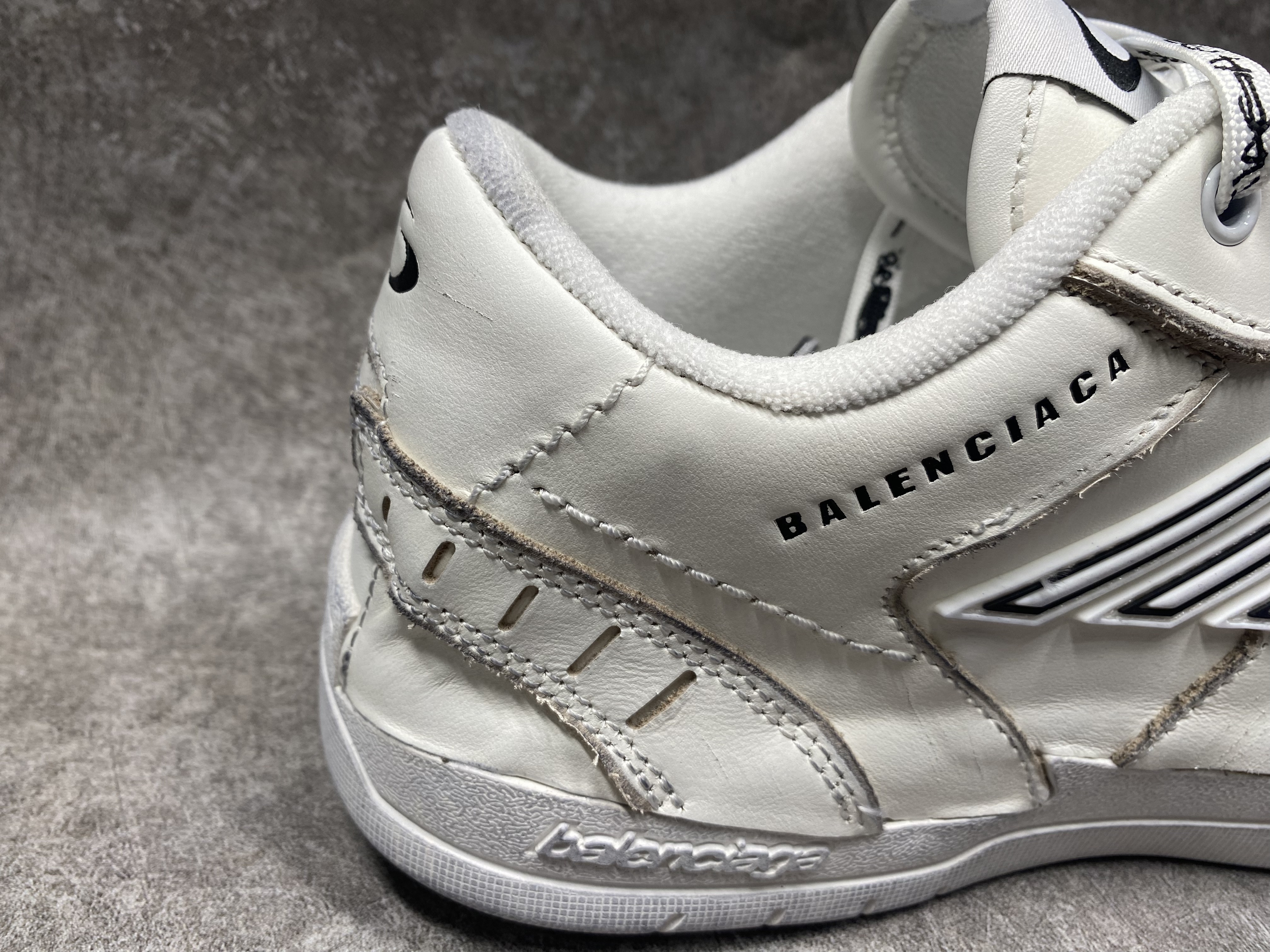 ua Ba*len*cia*ga hamptons medium worn-out sneaker in white(run one size large)