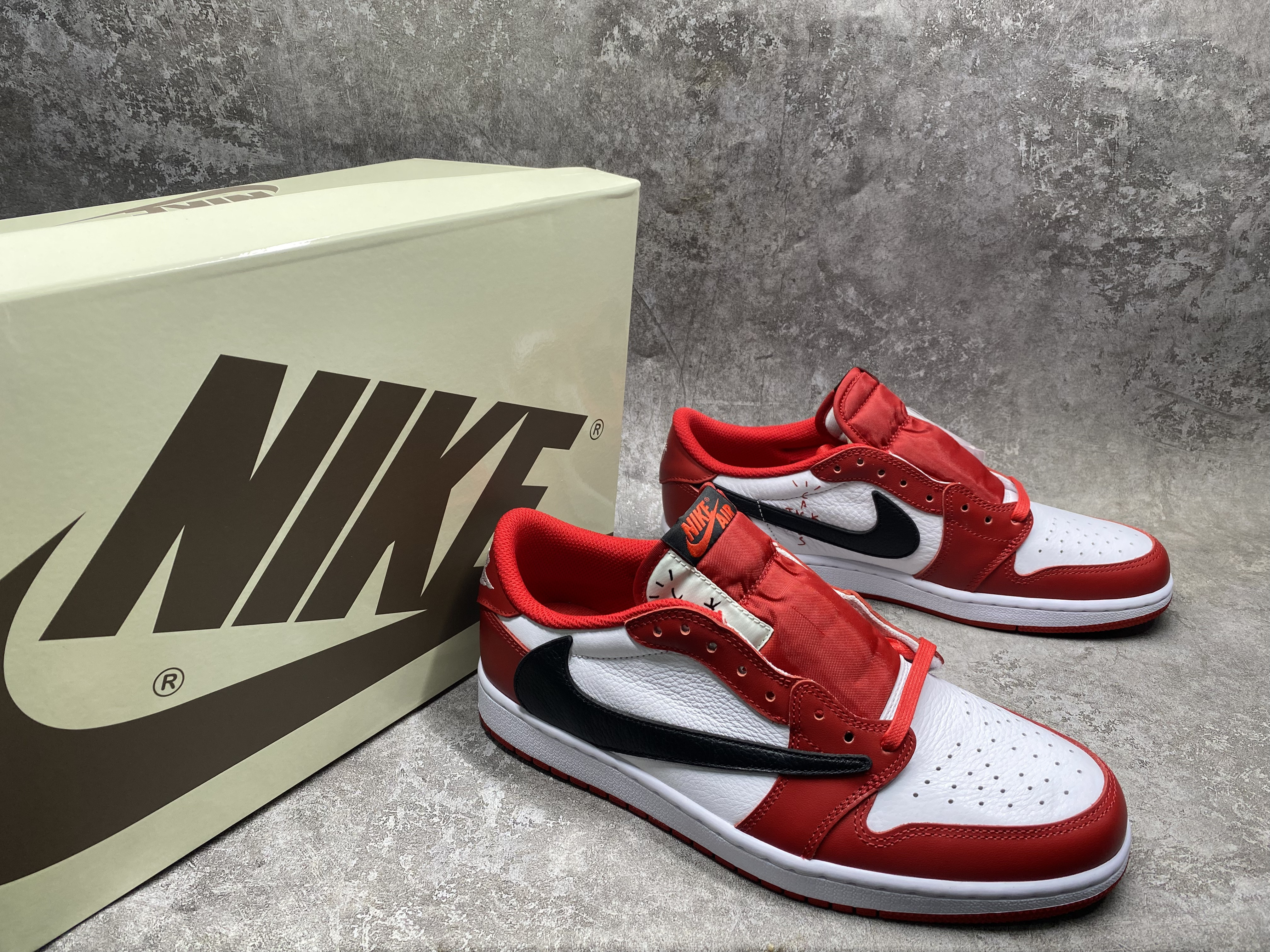 UA TRAVIS SCOTT X AIR JORDAN 1 LOW OG RED