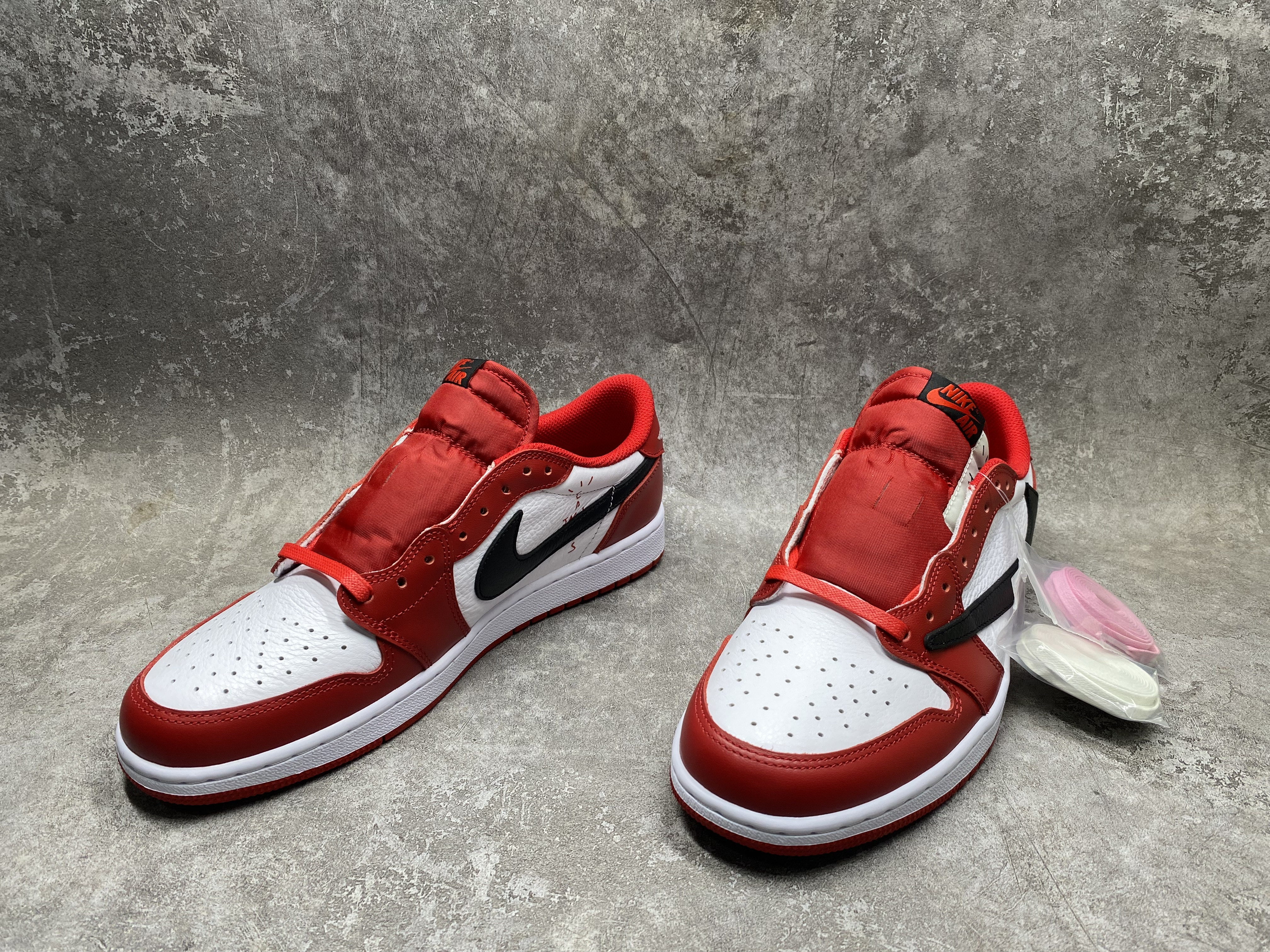 UA TRAVIS SCOTT X AIR JORDAN 1 LOW OG RED