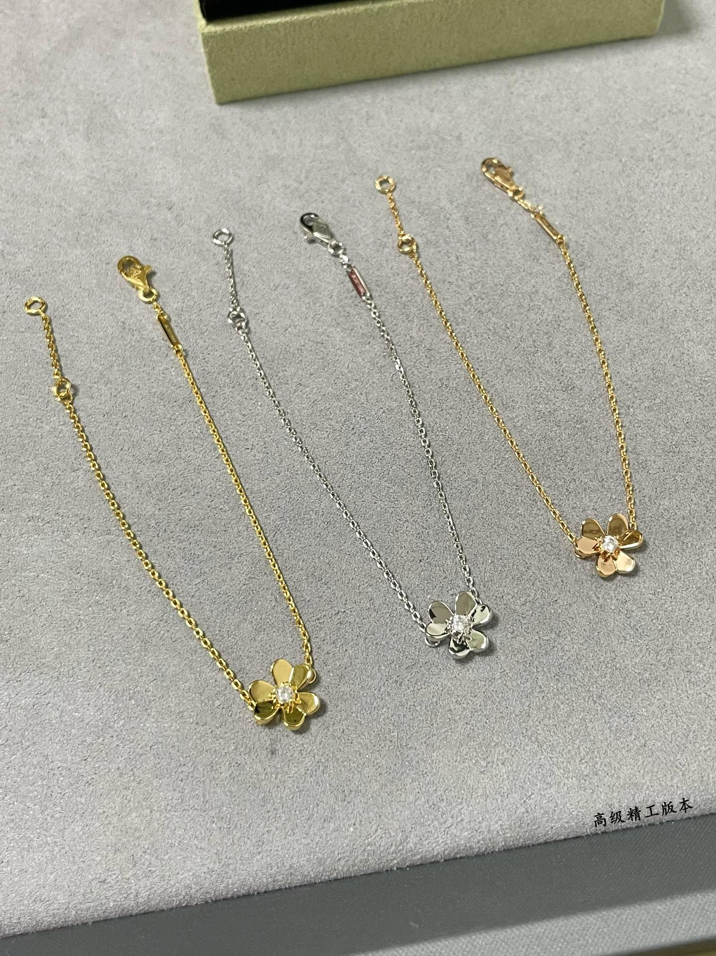 V*N CL*F & arpels mini clover bracelet