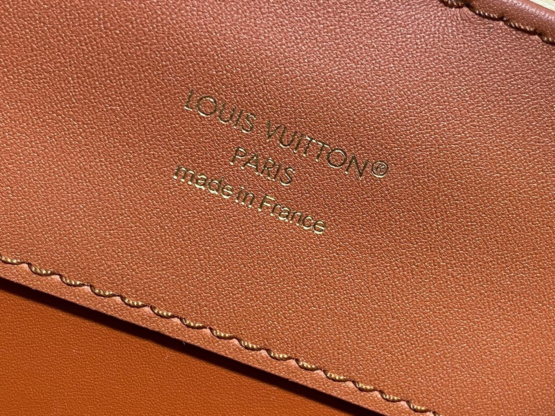 LV Capucines BB M26025 27x18x9cm