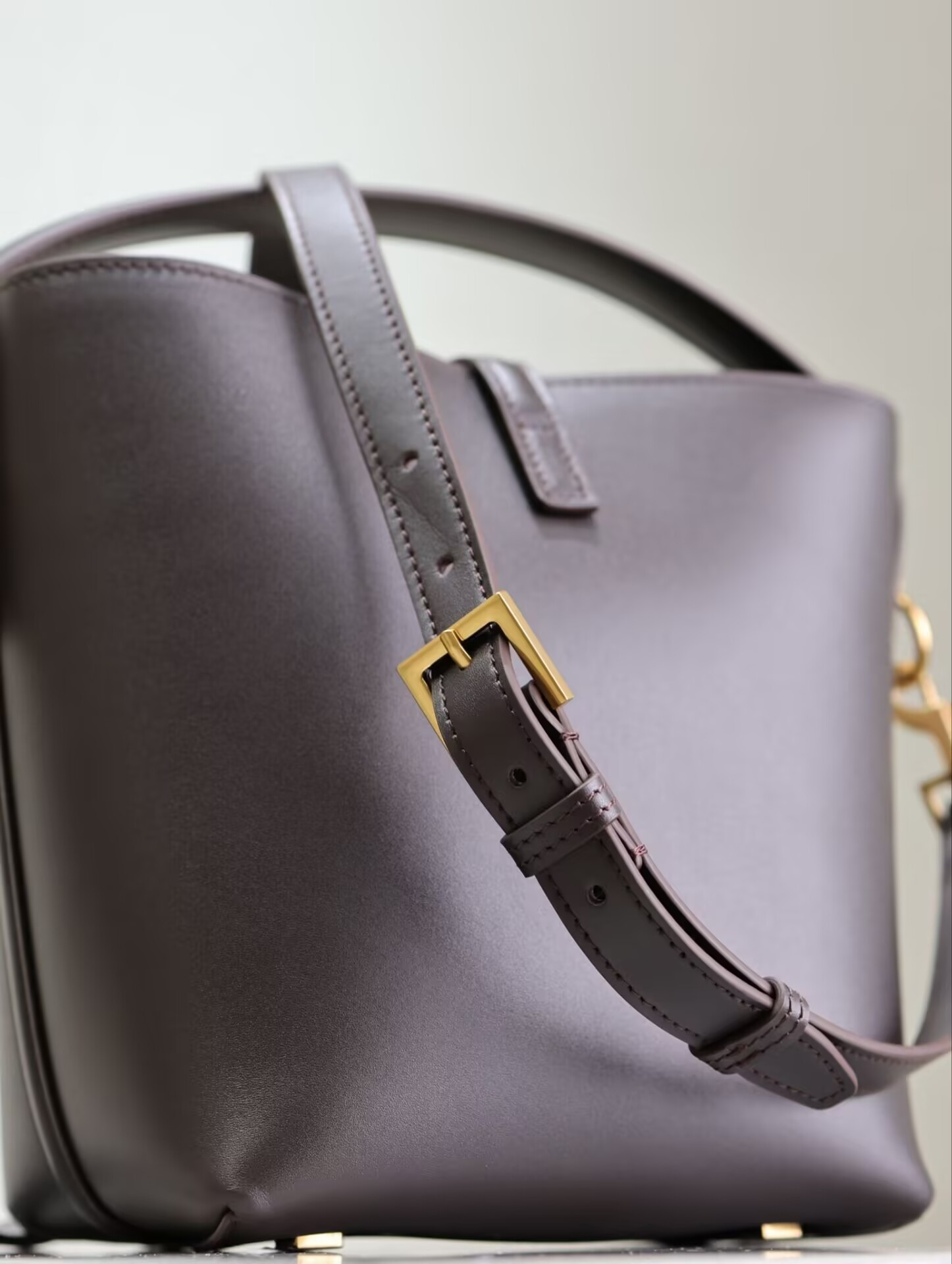 Y*L le 37 in shiny leather 17x20x13cm