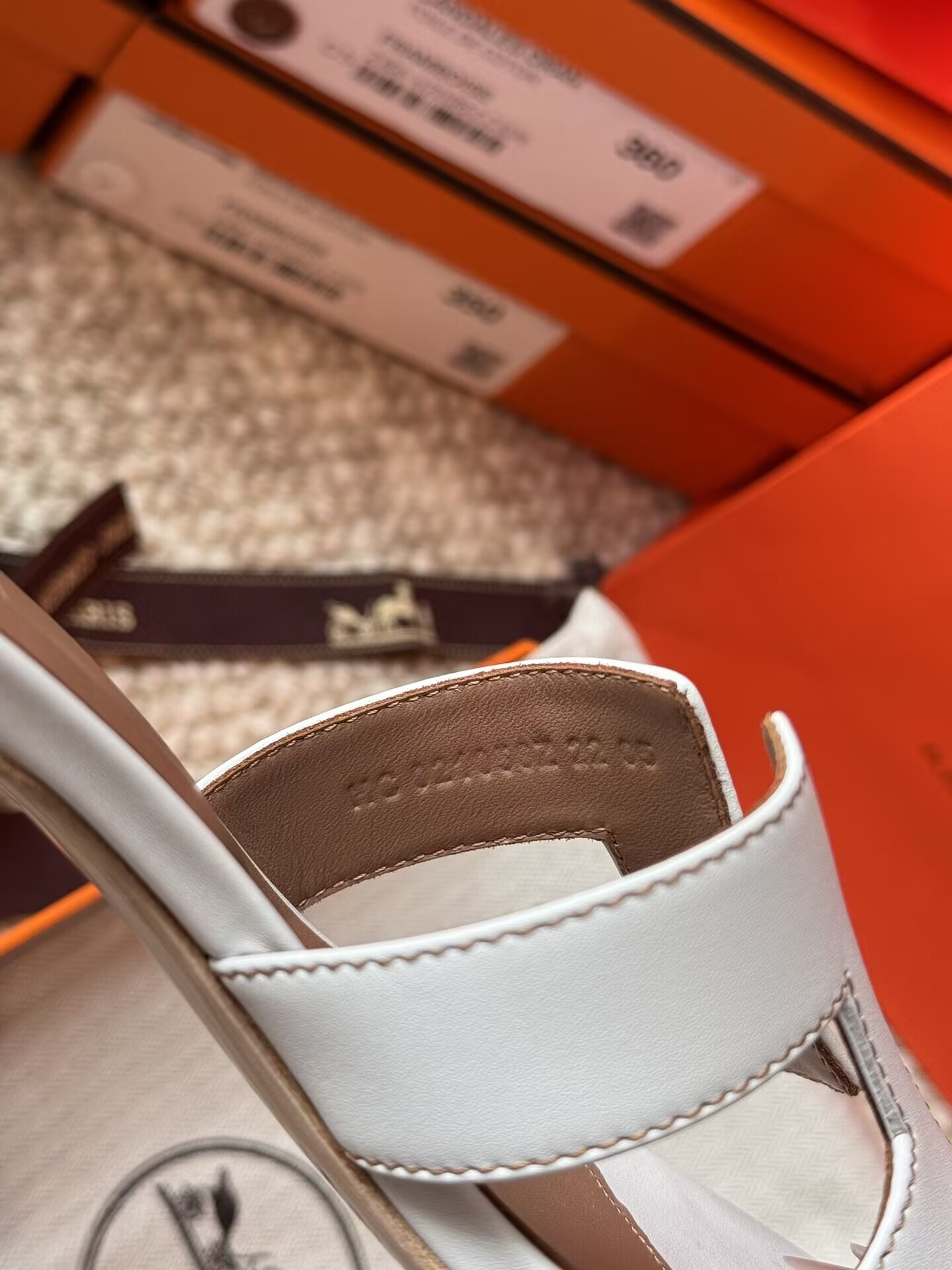 ua H**mes oasis white sandal