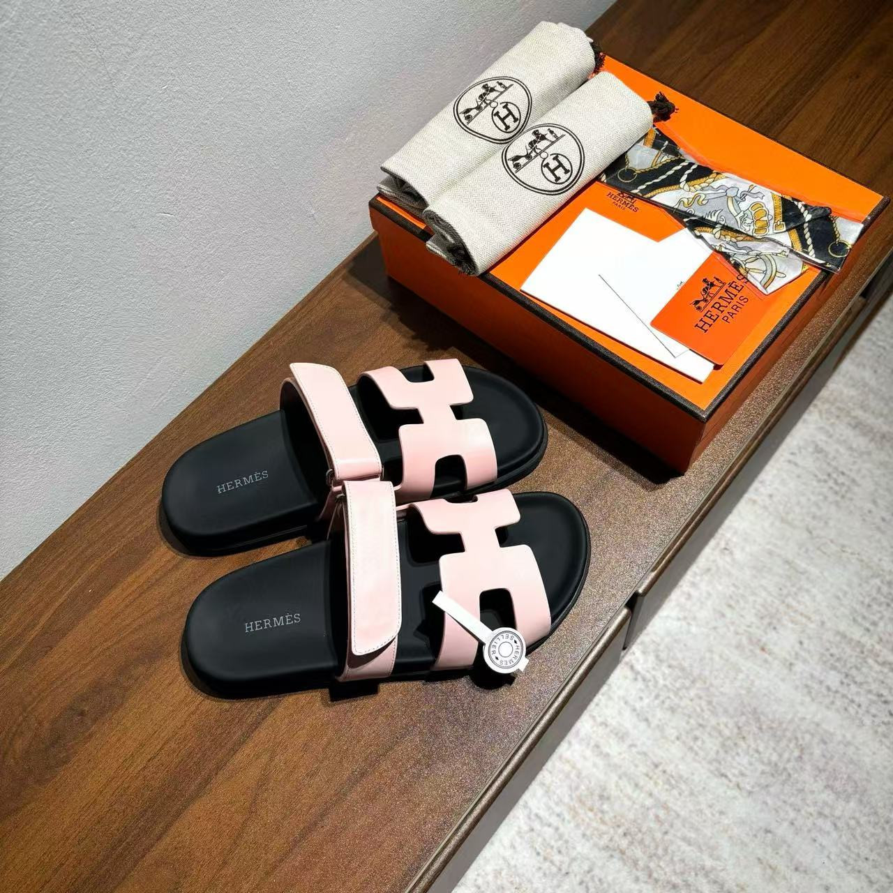 ua H**mes chypre sandal
