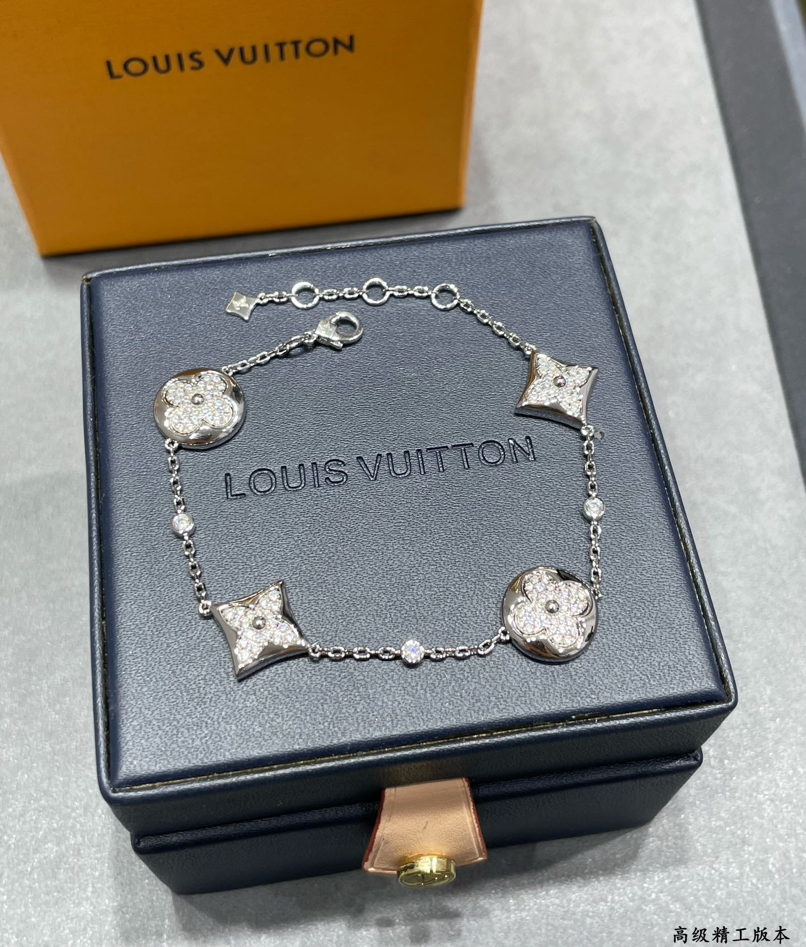 l0*is v*t0n large four-flower full Di*m*nd bracelet