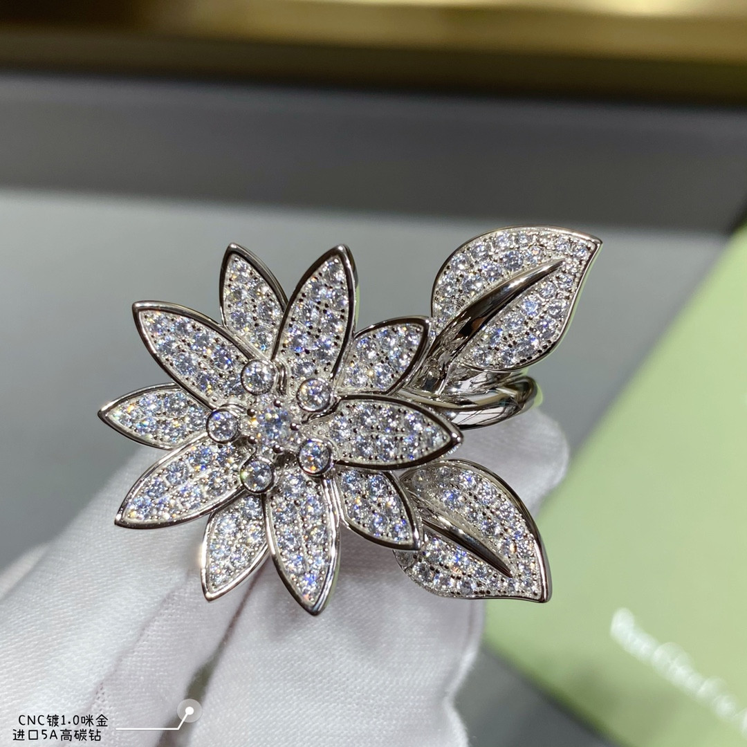 V*N CL*F & arpels lotus ring