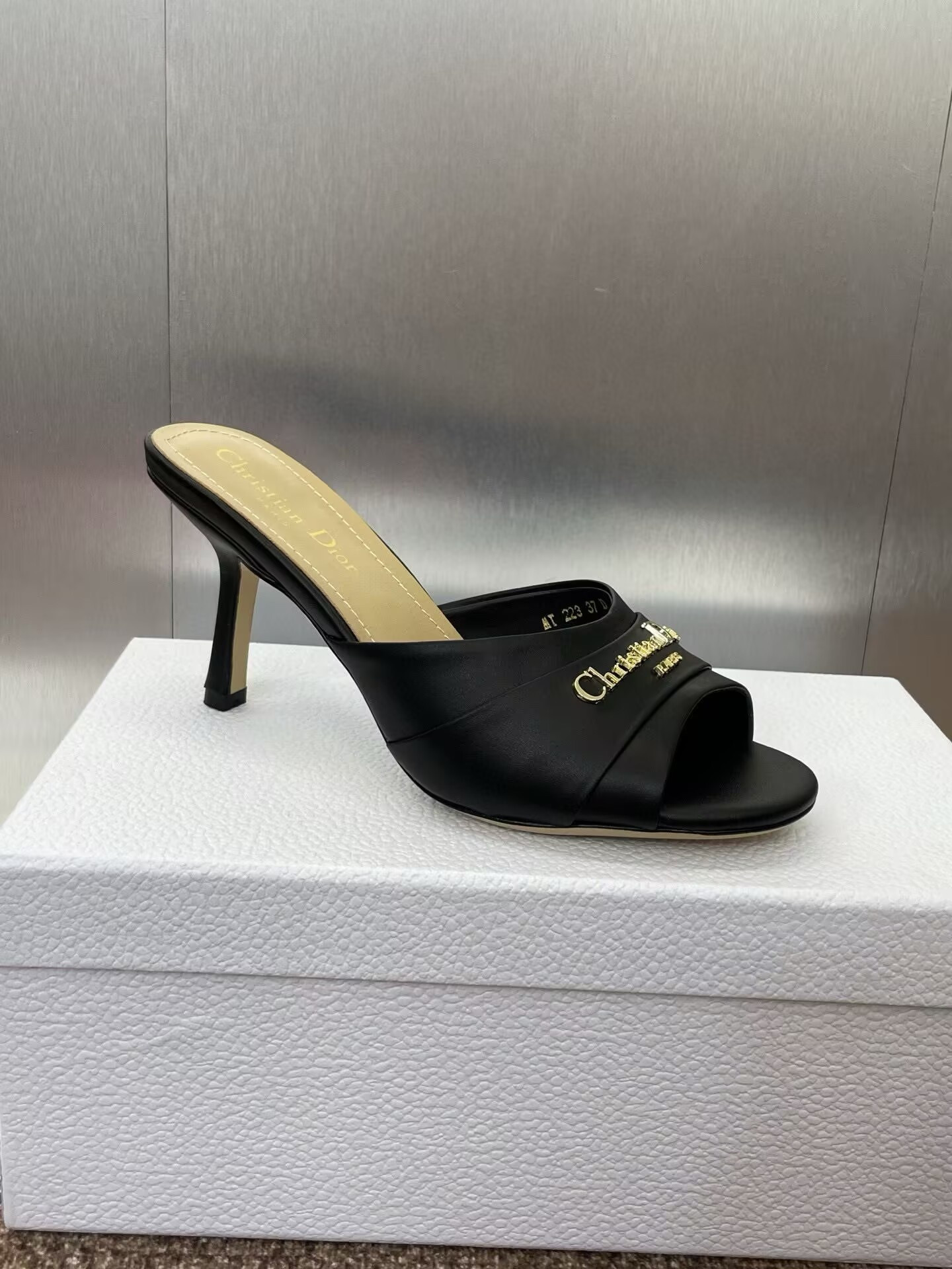 ua D*or heeled slide