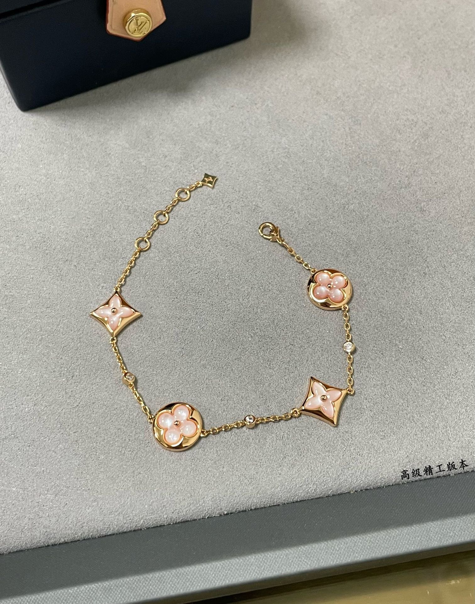 l0*is V*t0n four-flower high-end mother-of-pearl bracelet