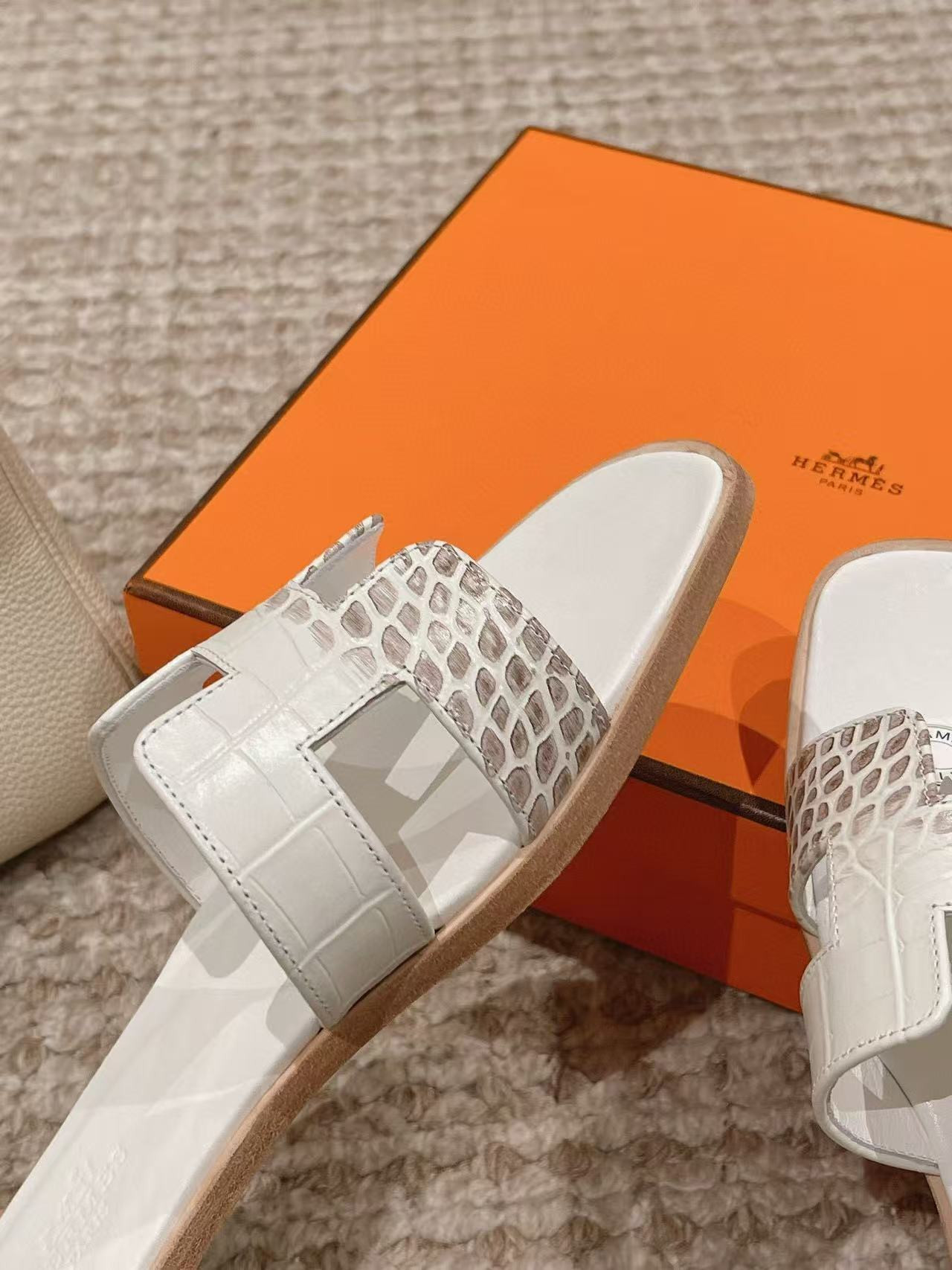 ua H**mes oran sandal