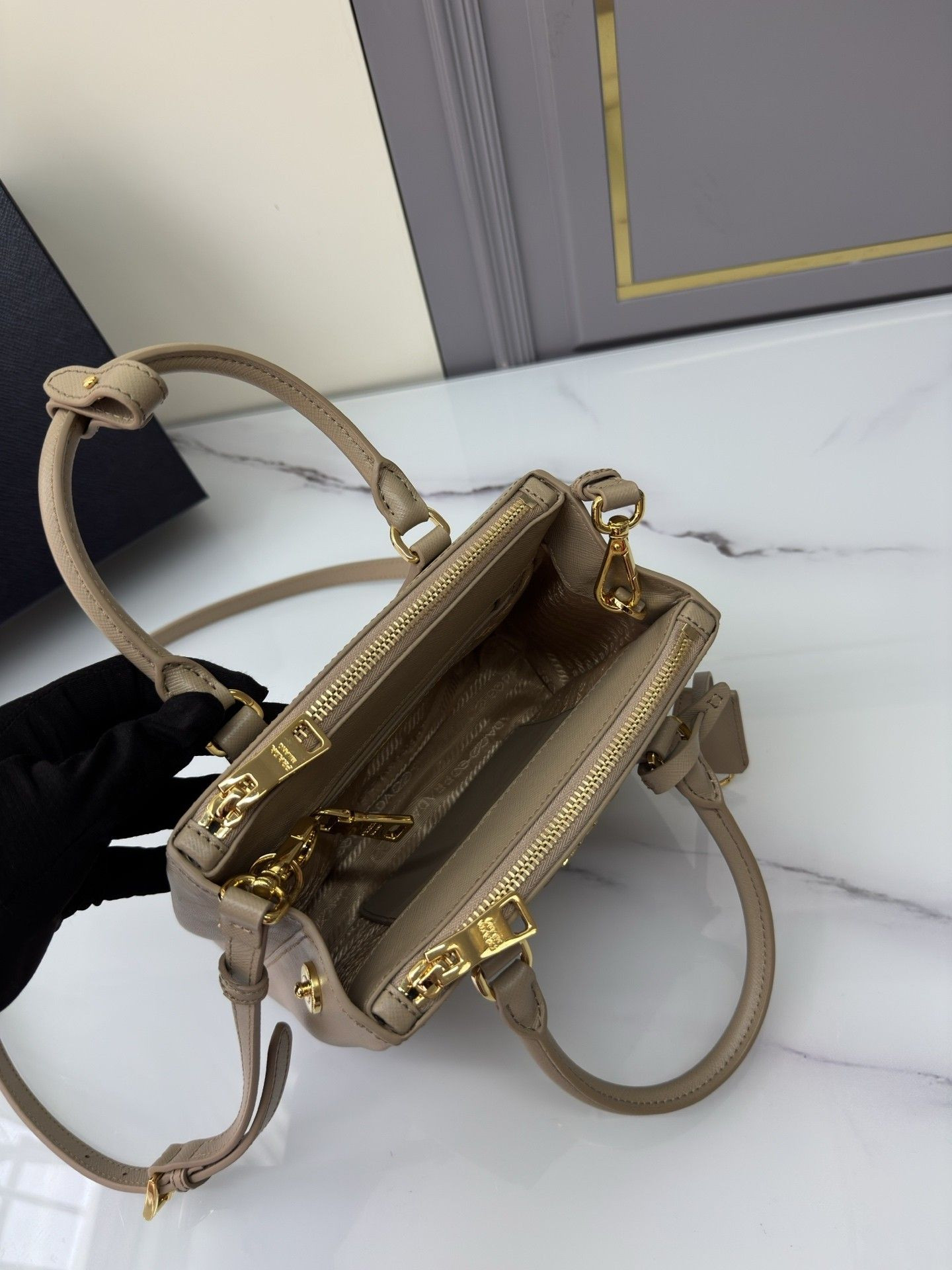 Pra*a galleria mini saffiano leather bag 20x15x9.5cm