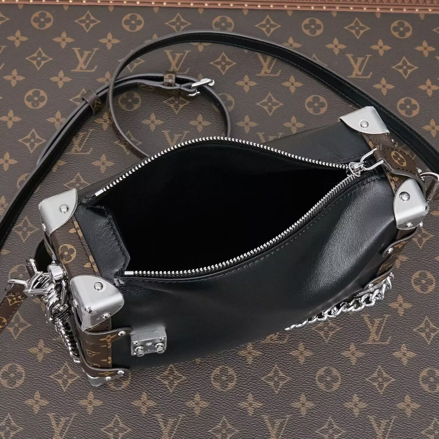 LV SIDE TRUNK VIBE Medium Handbag M15195 16x8.5x23.5cm