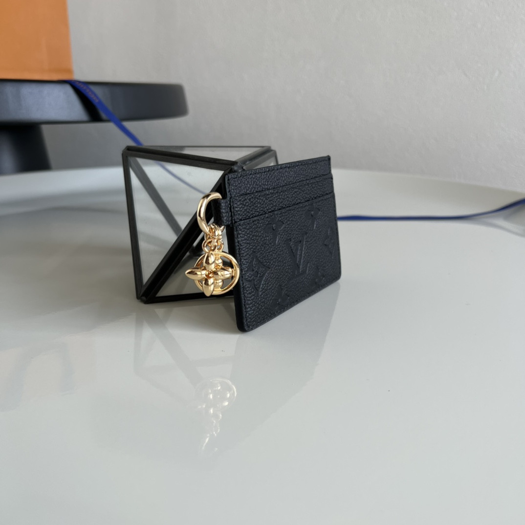LV Charms Card Holder M82739 10x7x0.3cm