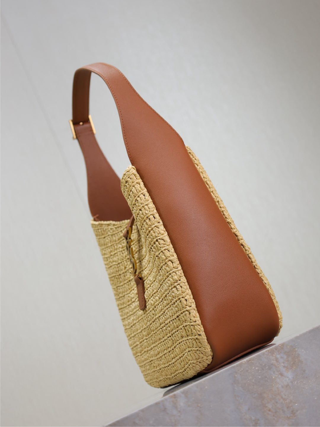 y*l le 5 À 7 S*pple small in raffia and leather 22 x  22 x 7-9 cm