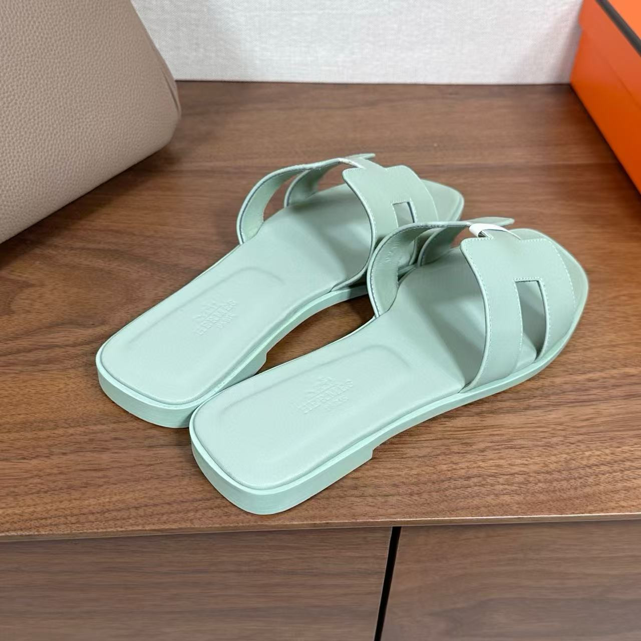 ua H**mes oran sandal