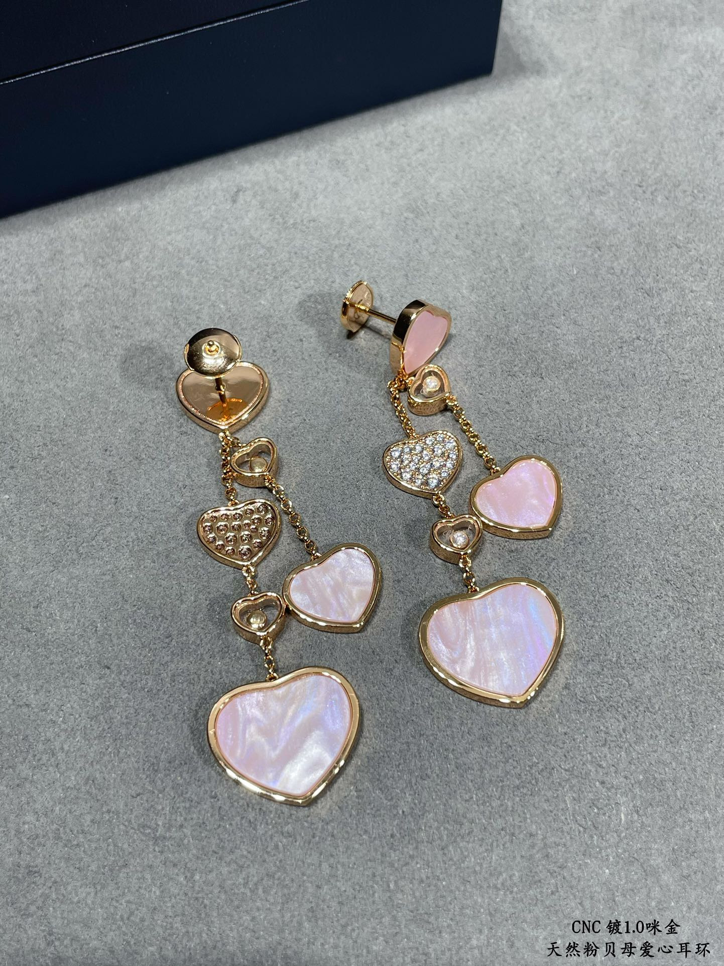 Ch0pard mother-of-pearl heart earrings