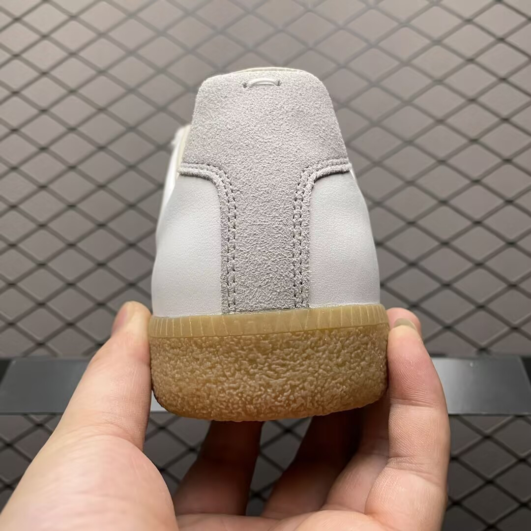 ua ma*s*n Ma*i*la replica sneakers white grey