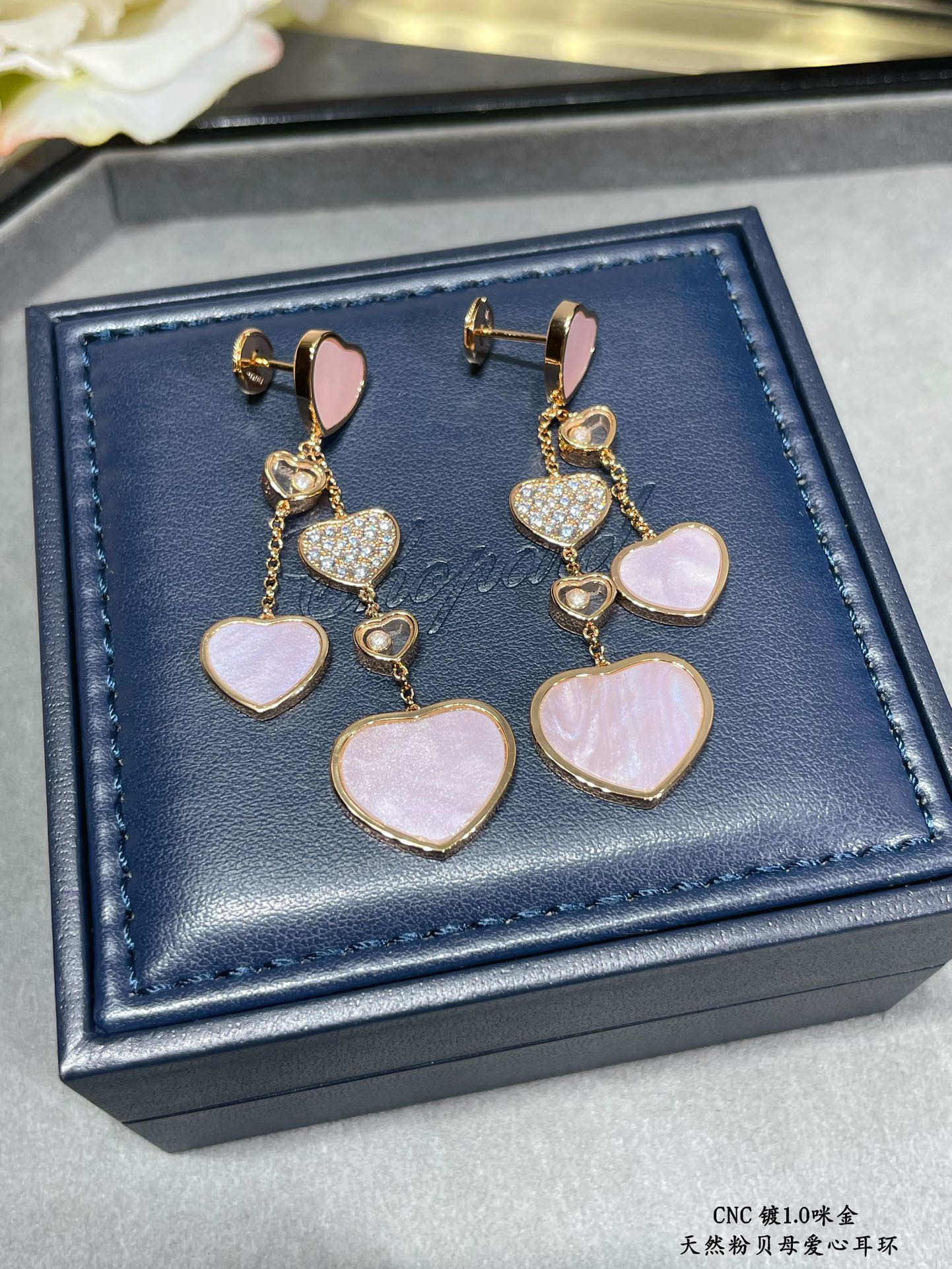 Ch0pard mother-of-pearl heart earrings