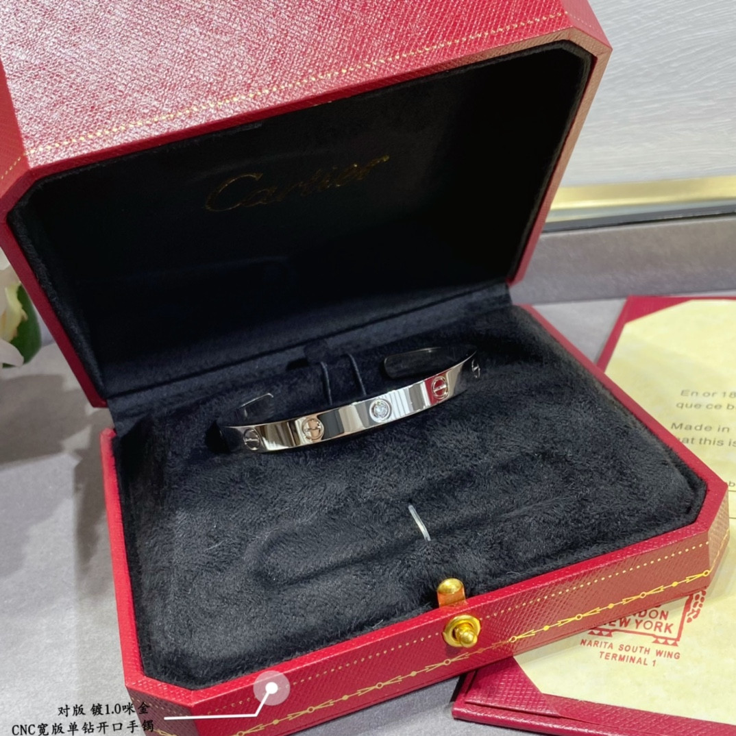 ca*t*er wide single Di*m*nd open love bracelet