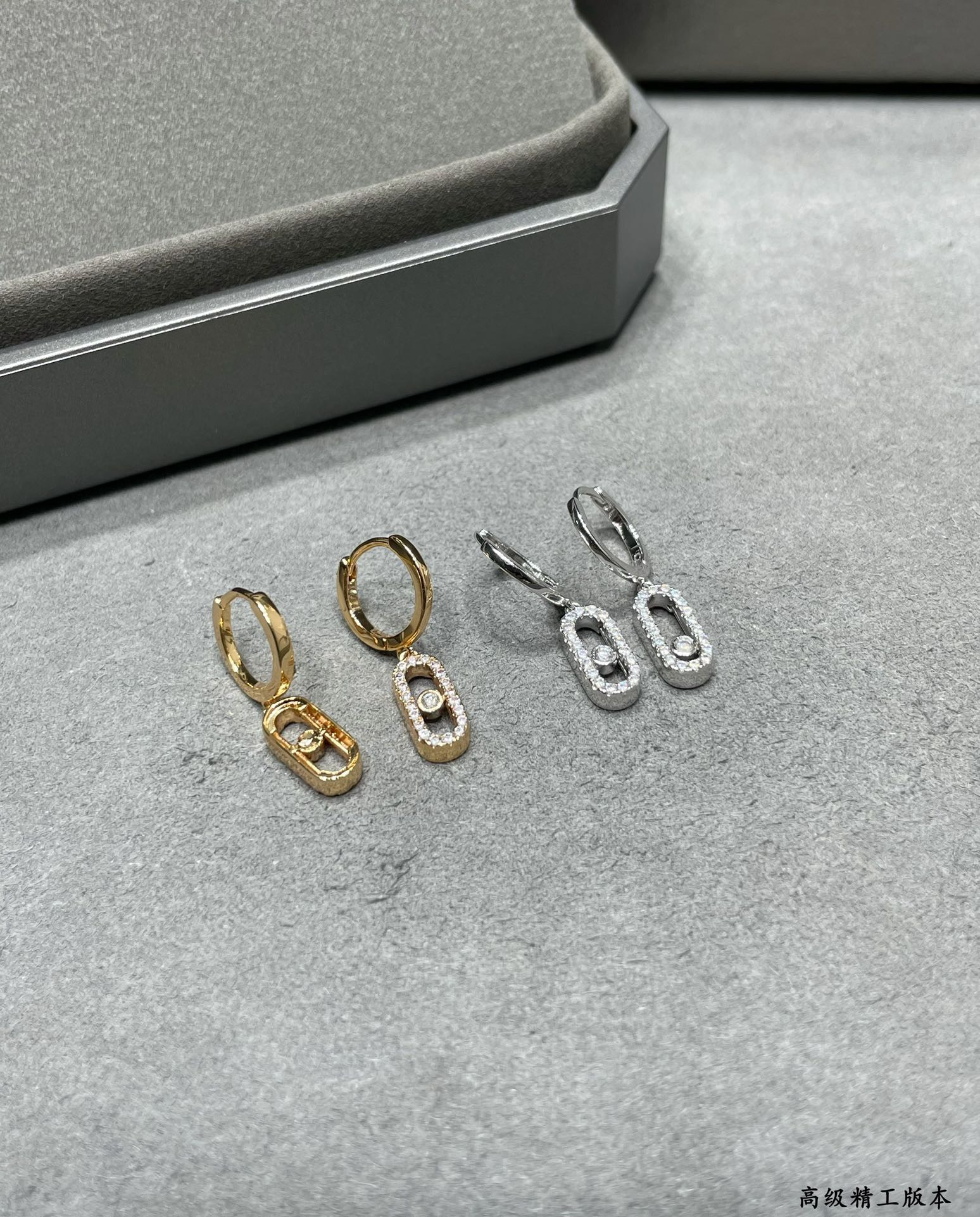 Mes1kaa single di*m*nd hoop earrings