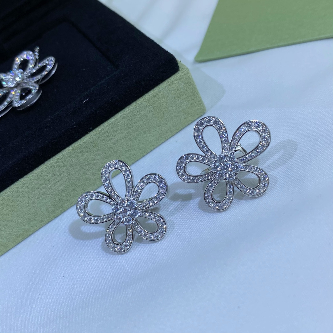 v*n cl*f & arpels Di*m*nd flower earrings