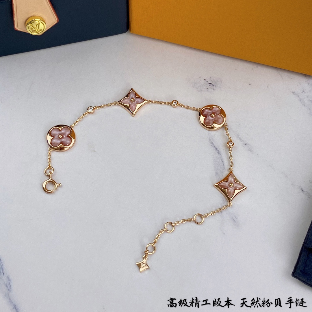 l0*is V*t0n four-flower natural pink shell bracelet