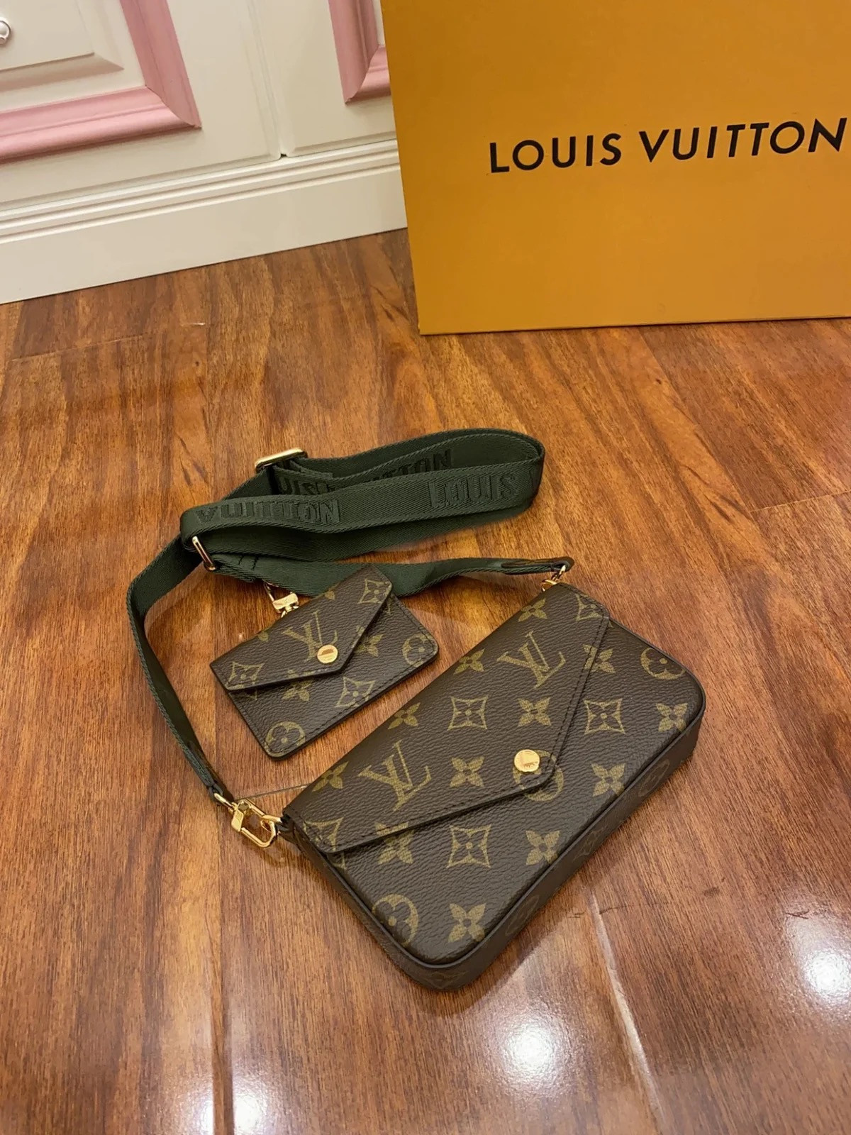 LV FELICIE STRAP & GO M80091