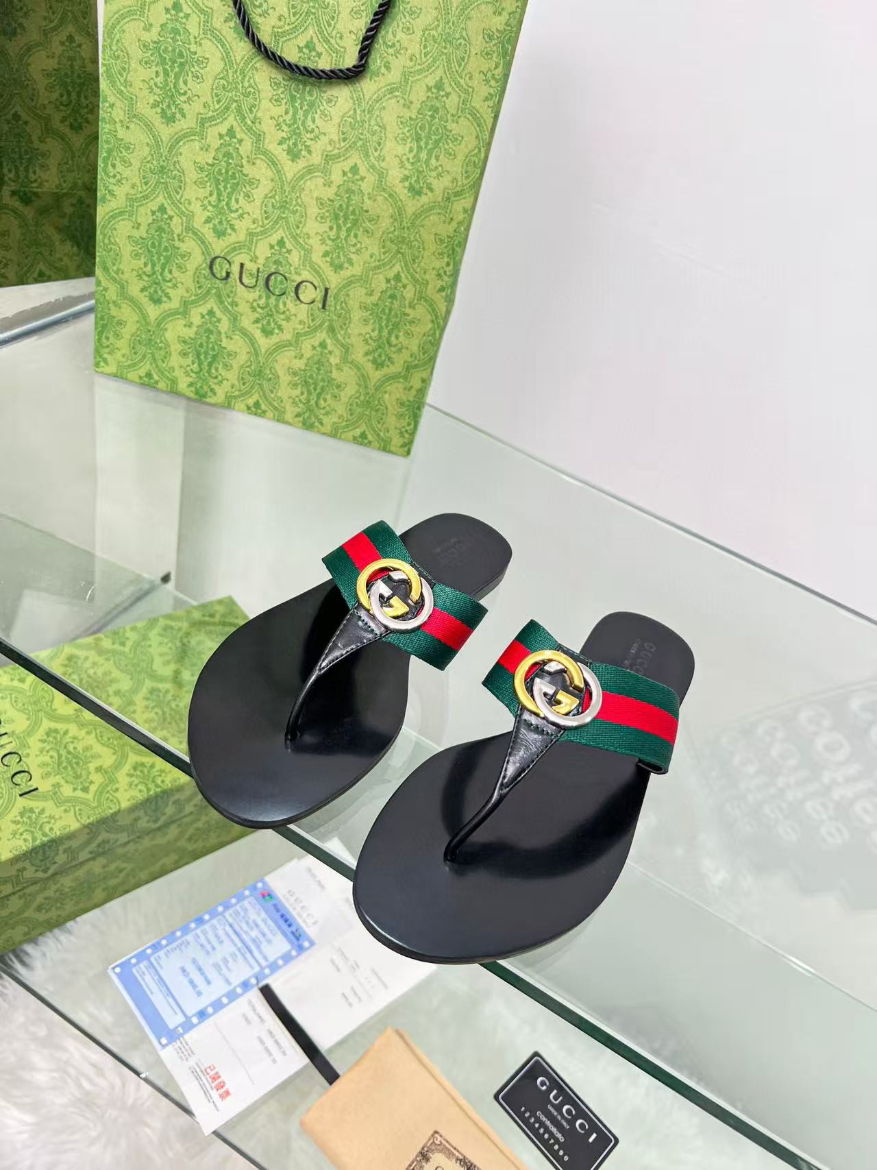 ua G*u*i sandal