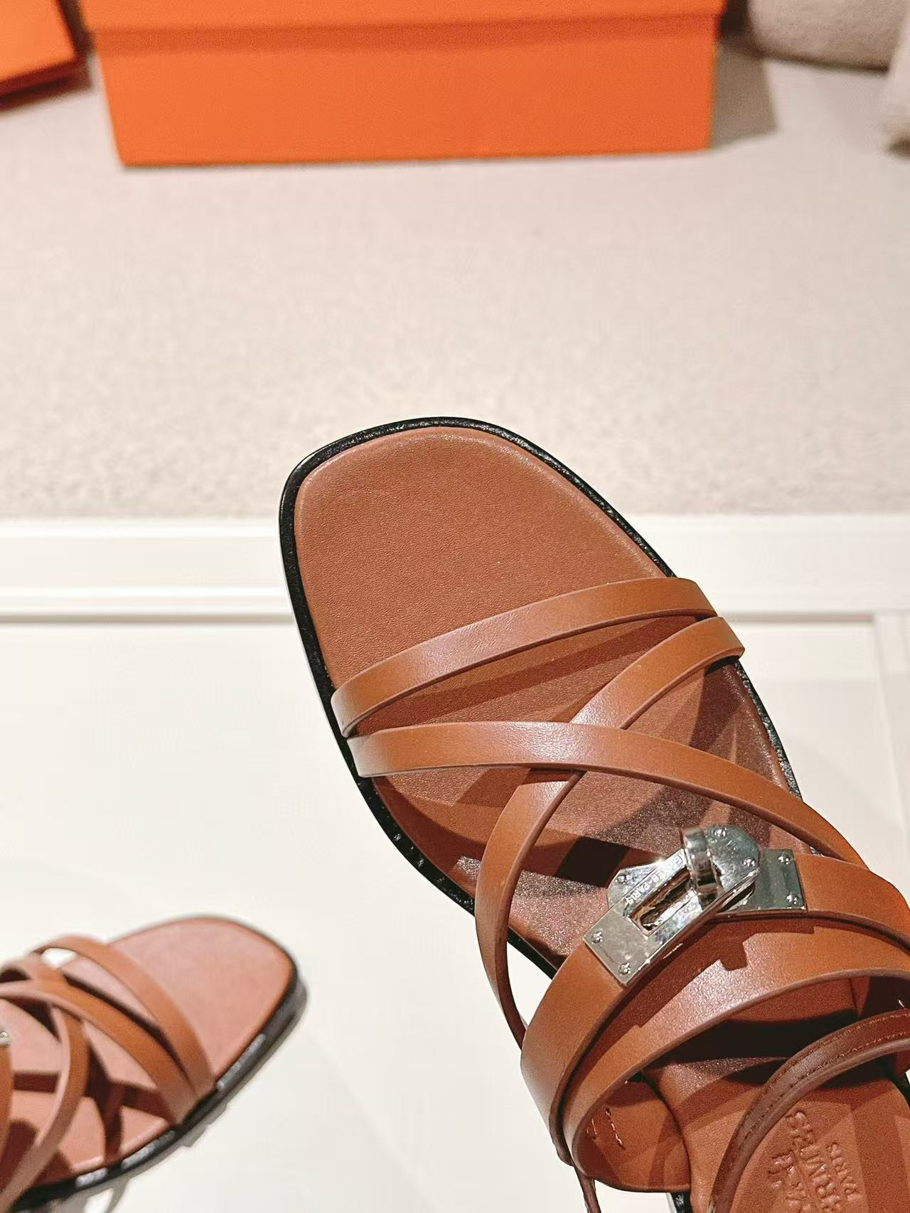 ua H**mes june sandal