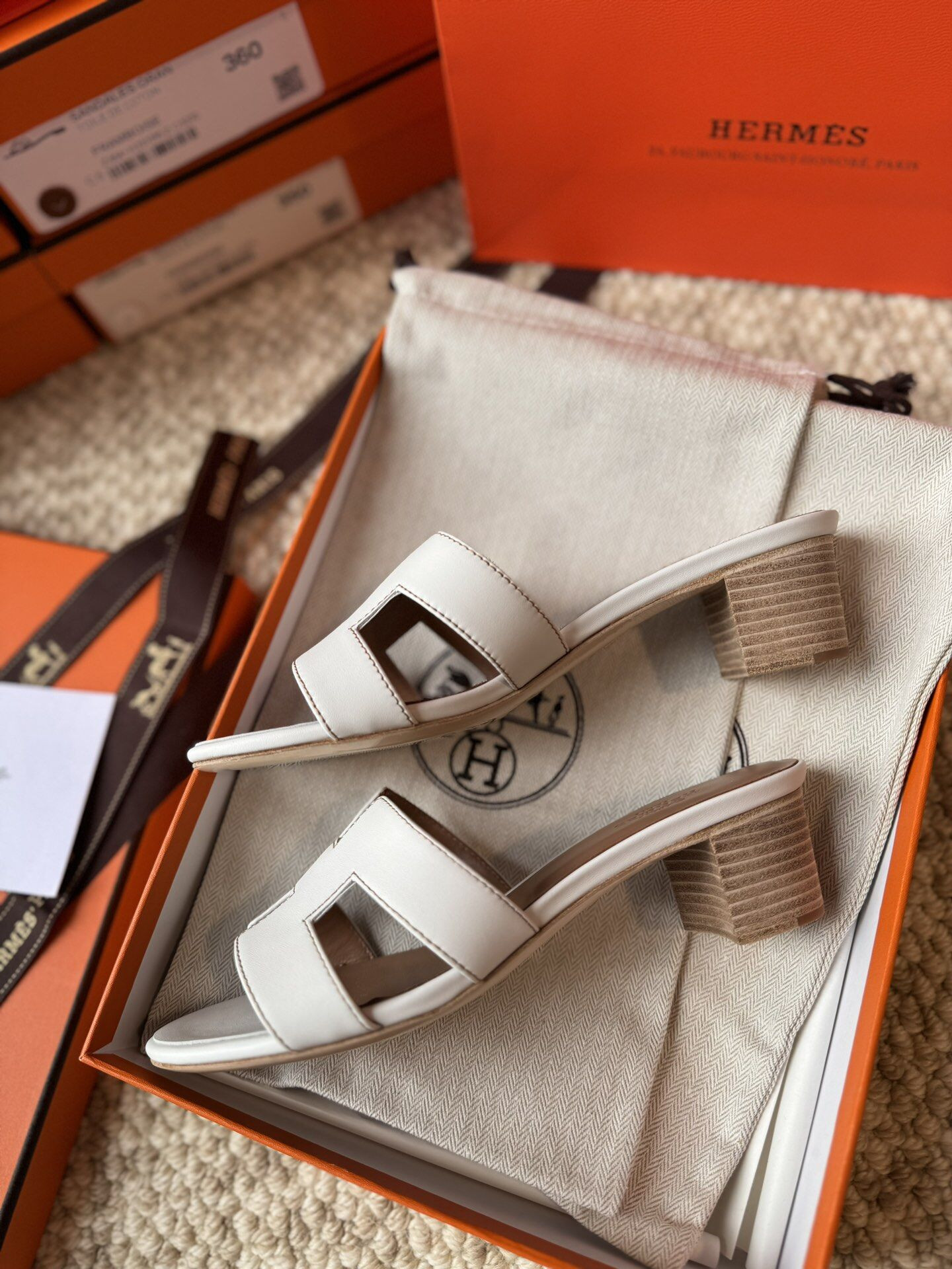 ua H**mes oasis white sandal