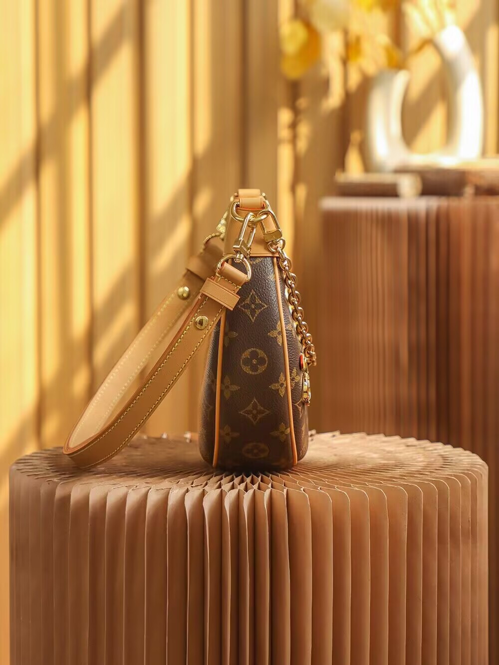 LV Loop M81098 23x13x6CM