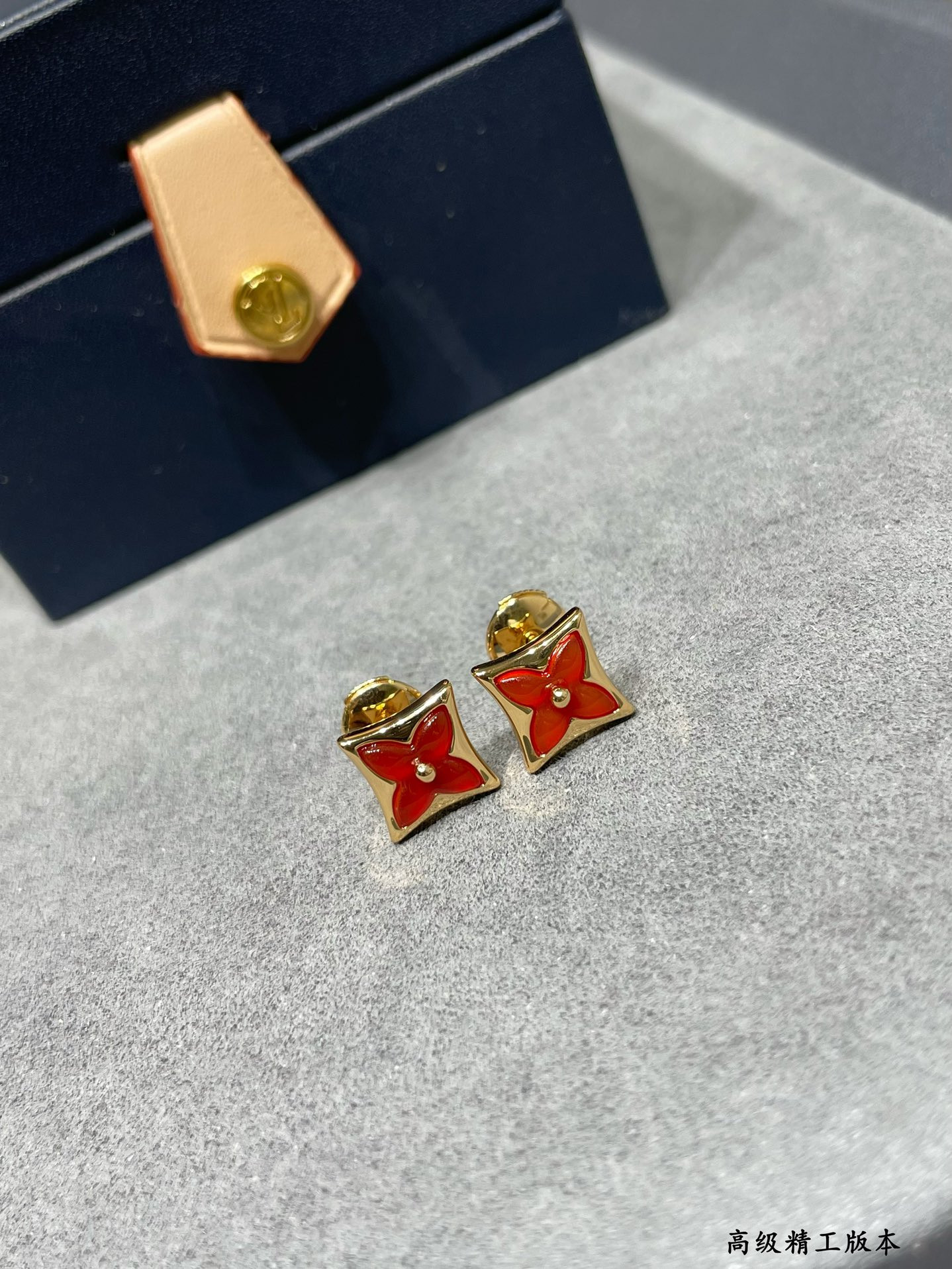 l0*is V*t0n earrings