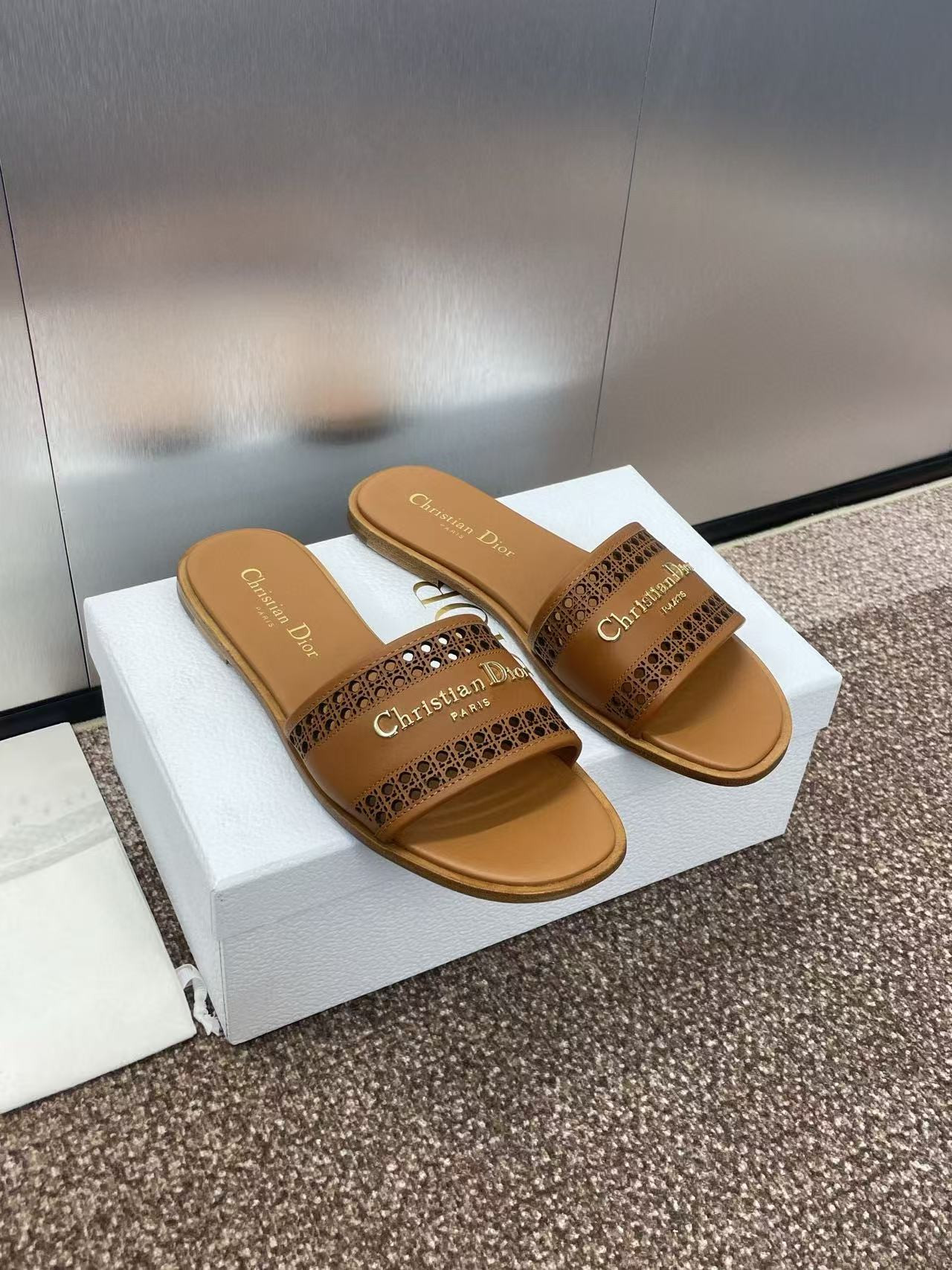 ua D*or d-lane slide