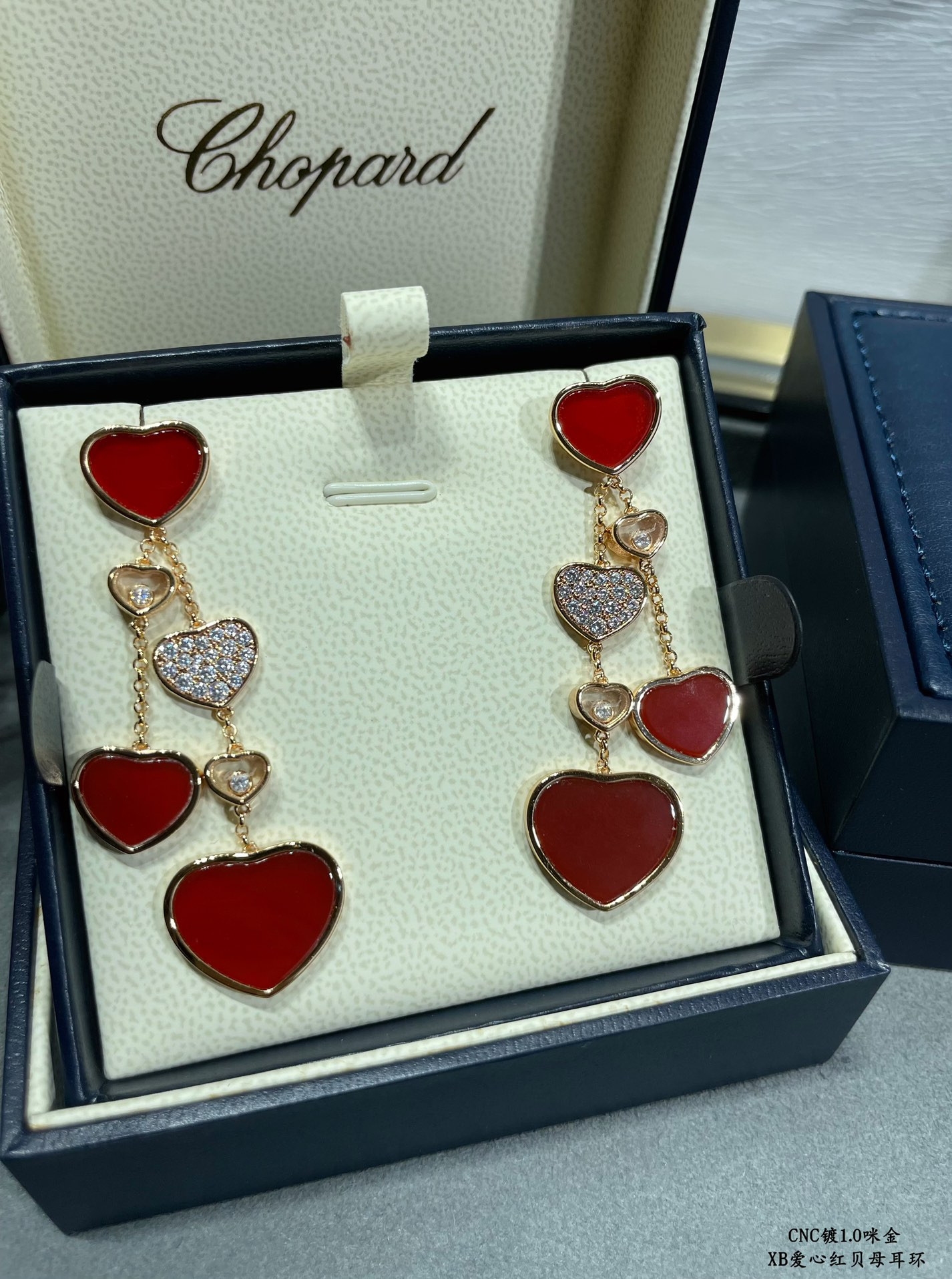 Ch0pard mother-of-pearl heart earrings