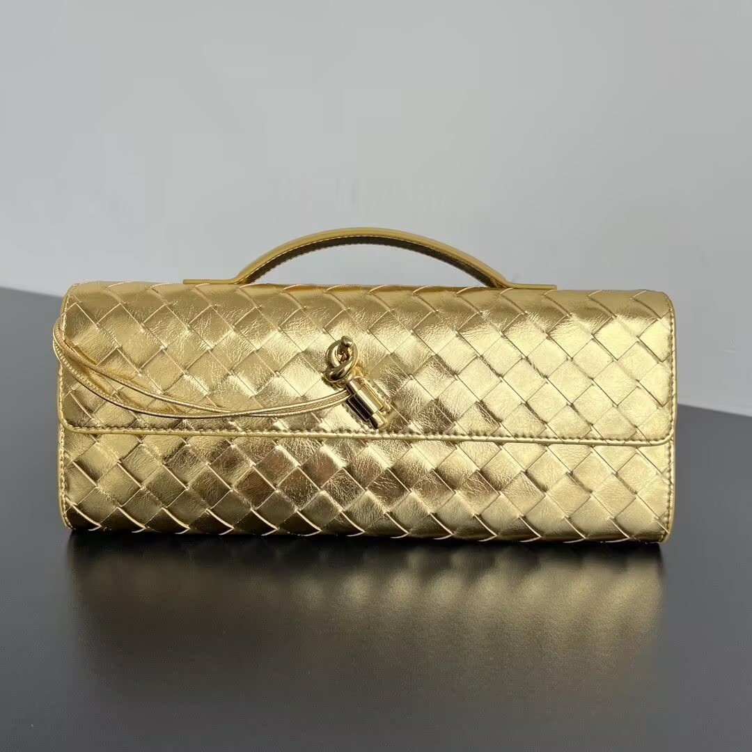 bo*te*ga Ve*ne*ta long clutch andiamo with handle