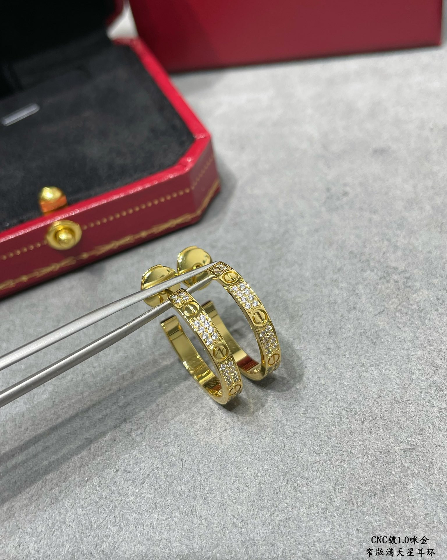 Ca*t*er narrow version of the star earrings