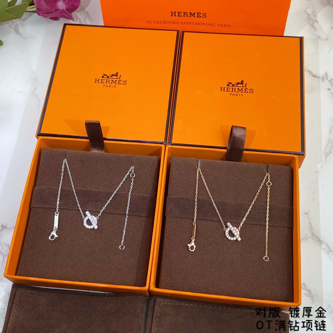 H**mes ot clasp necklace