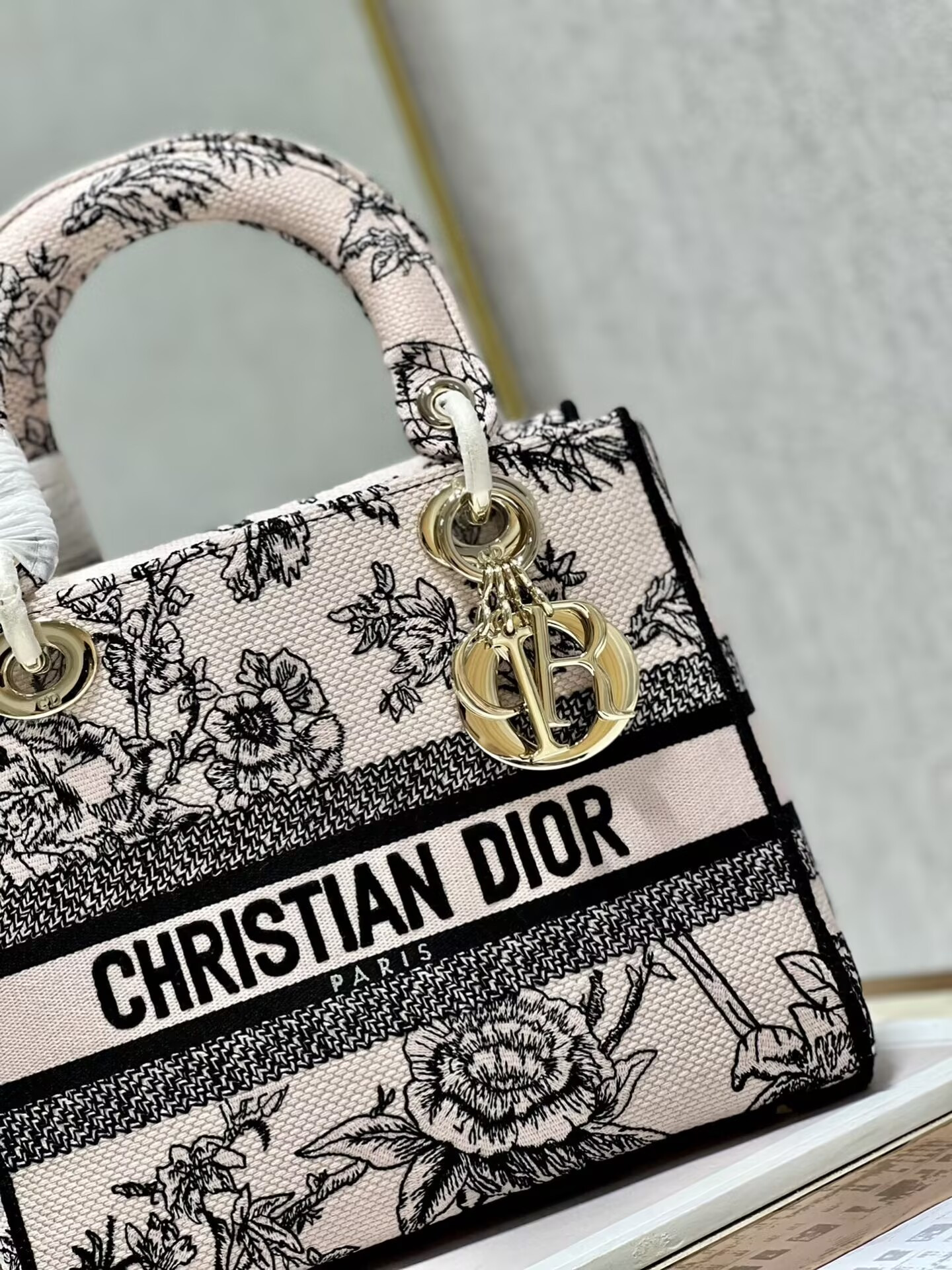 medium D*or lady d-lite bag 24 x 20 x 11 cm